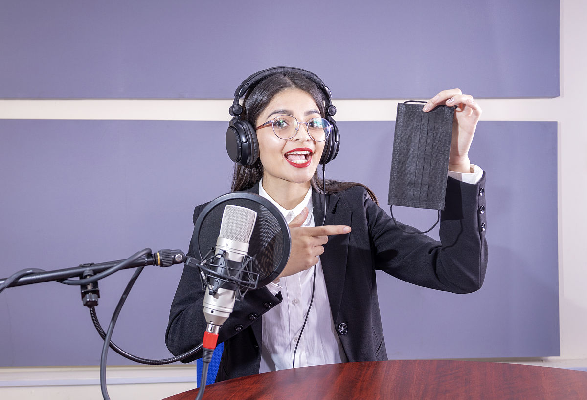 详细分析电视台主持人的语言运用能力如何影响主持人语言控制能力与应变能力