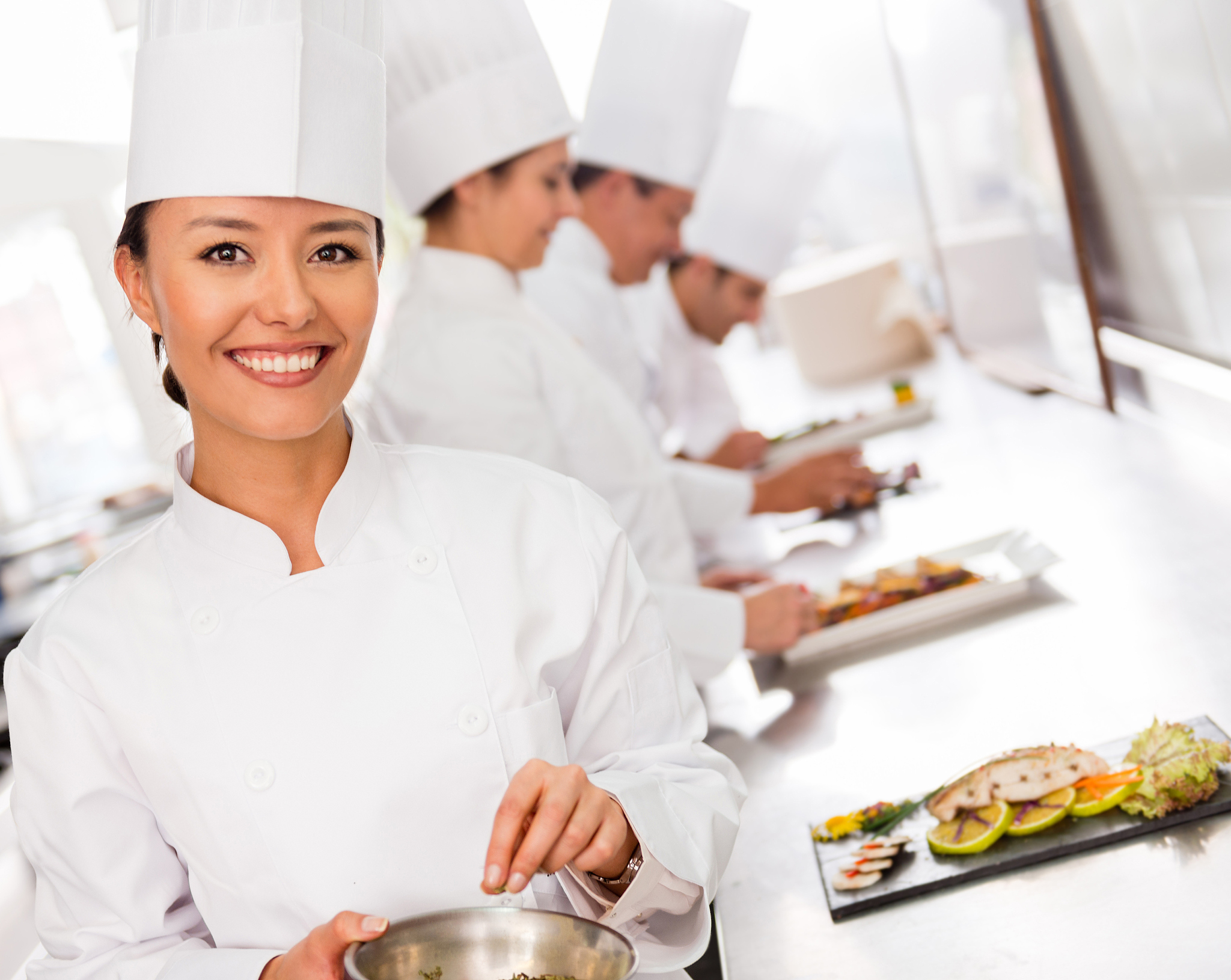 中专读厨师专业：中餐烹饪 vs 西餐烹饪，如何选择？