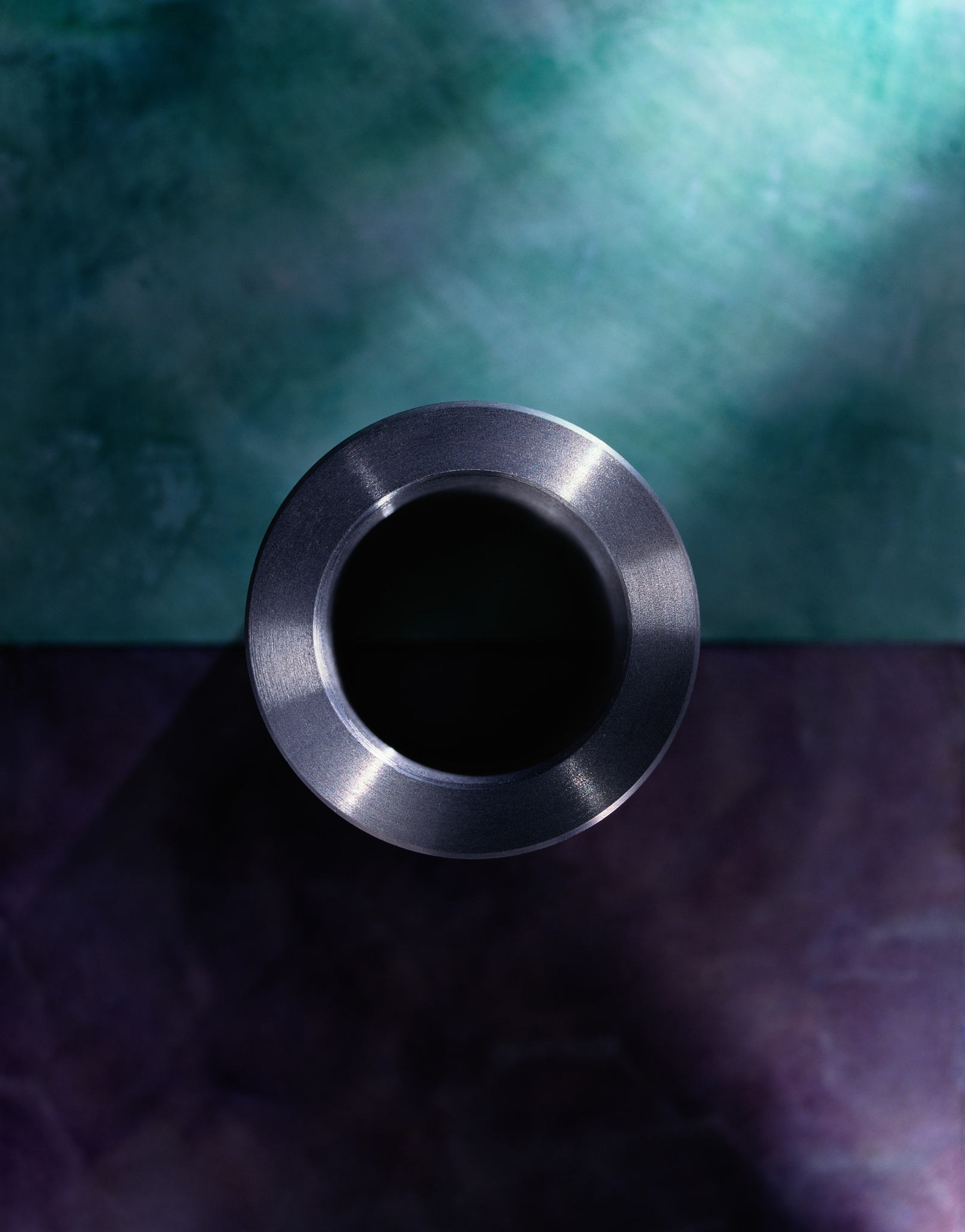 本次课题模具所采用的垫块材料选用45号钢垫块形状为圆形中心孔与下孔对其其厚度为30mm外径为60mm粗糙度为Ra08。本次采用的垫块需要和螺钉相配合起作用来固定。换形式叙述