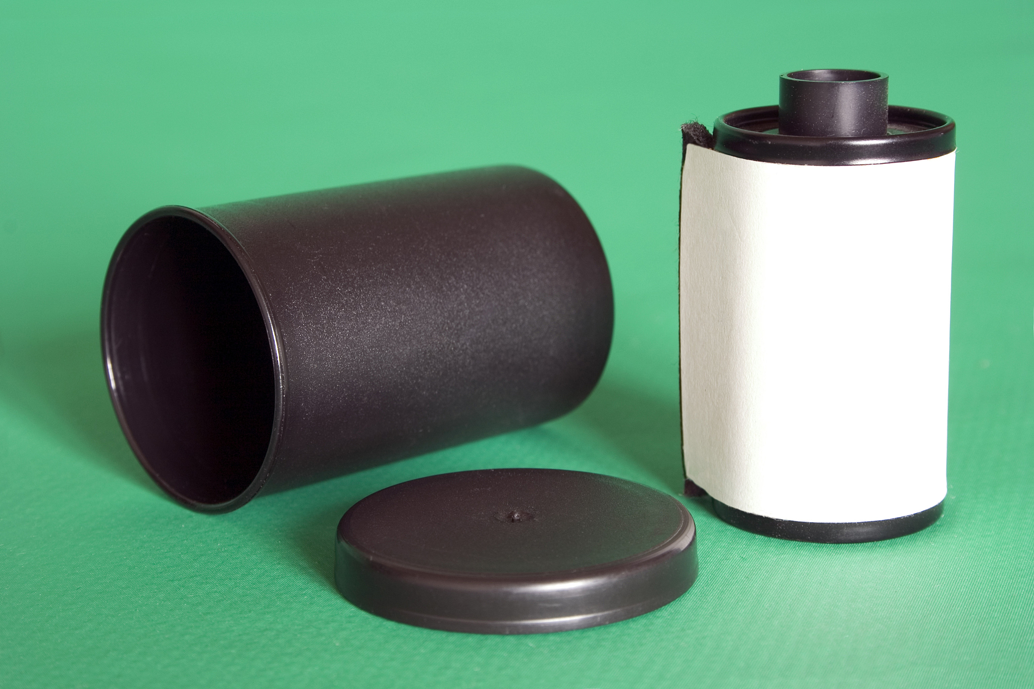 将下面两段话进行学术翻译：图a对比了扩径段不同径向位置处表观气速为 5ms时颗粒循环通量在145-325kgm2·s操作条件下的FCC颗粒浓度概率密度分布。可以看出随循环通量的增加概率密度峰值增大且向高浓度区移动概率密度曲线呈现出宽分布、长拖尾的特点。这说明随着进料量的增多在管内出现局部高颗粒浓度的概率增加同时增大了颗粒浓度分布范围。概率密度分布在循环通量较低时变化较小当循环通量增加到325kgm