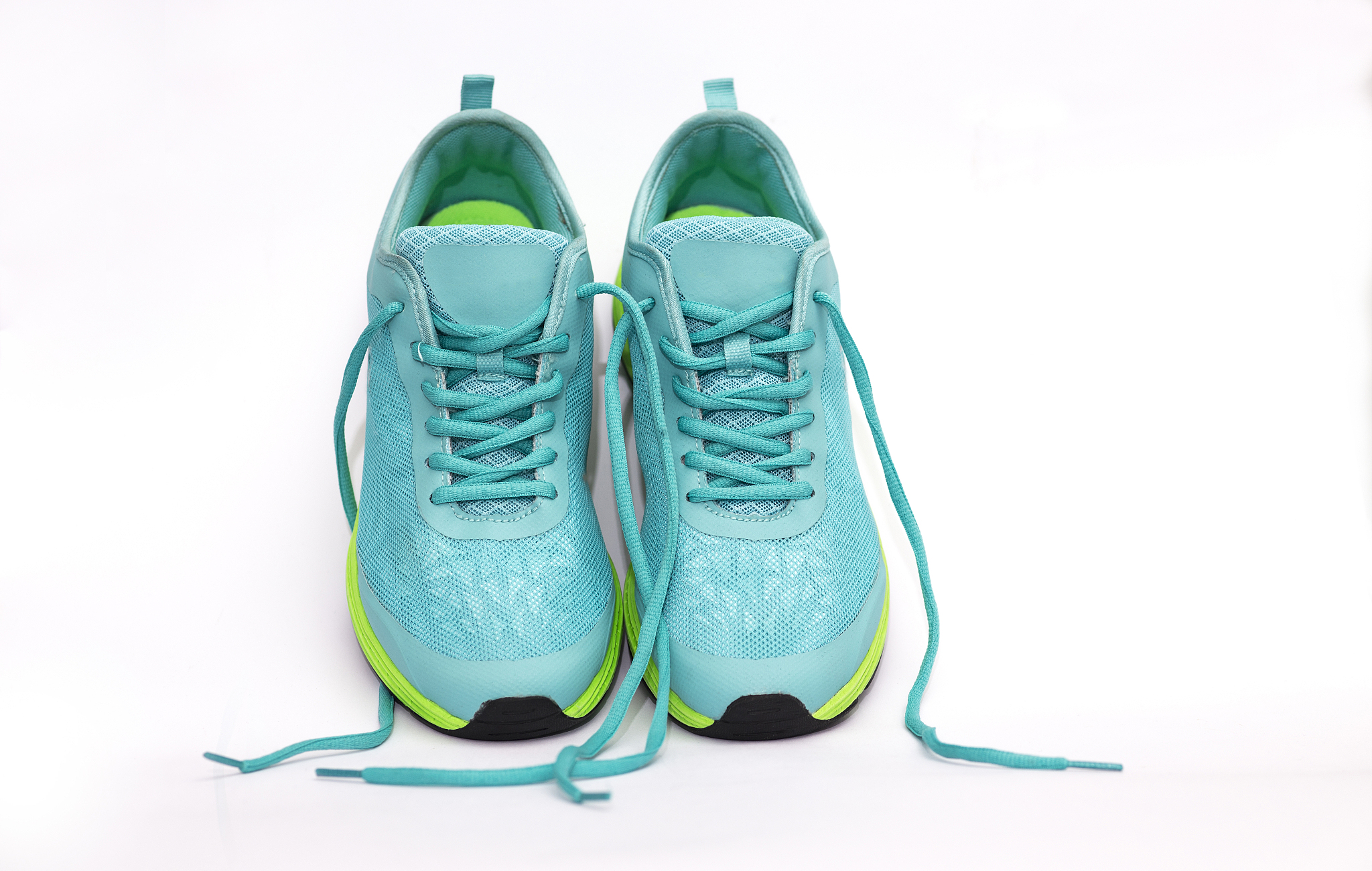 Analyzing shopuuecom and its sports shoe category generating Google ad descriptions Within 90 characters