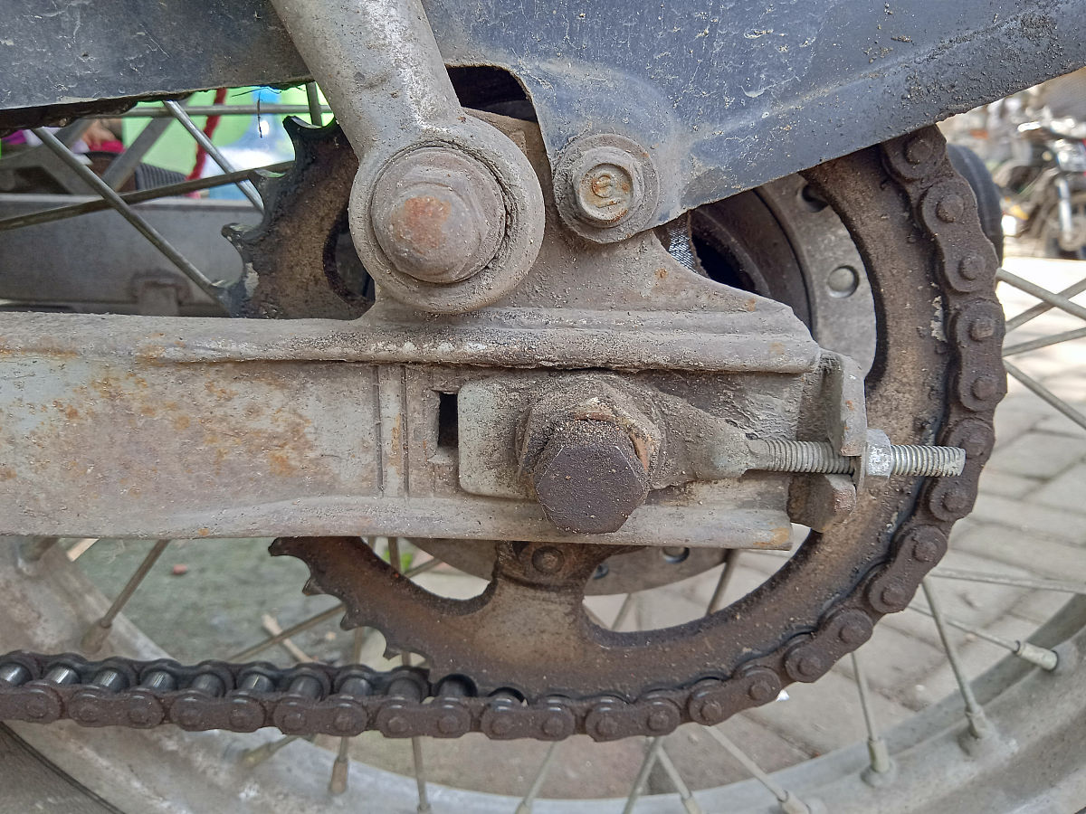 微耕机用轮子行走它不卡行走正常用工作轮行走因行走时刀片卡路上一些小石头就熄火了是怎么回事