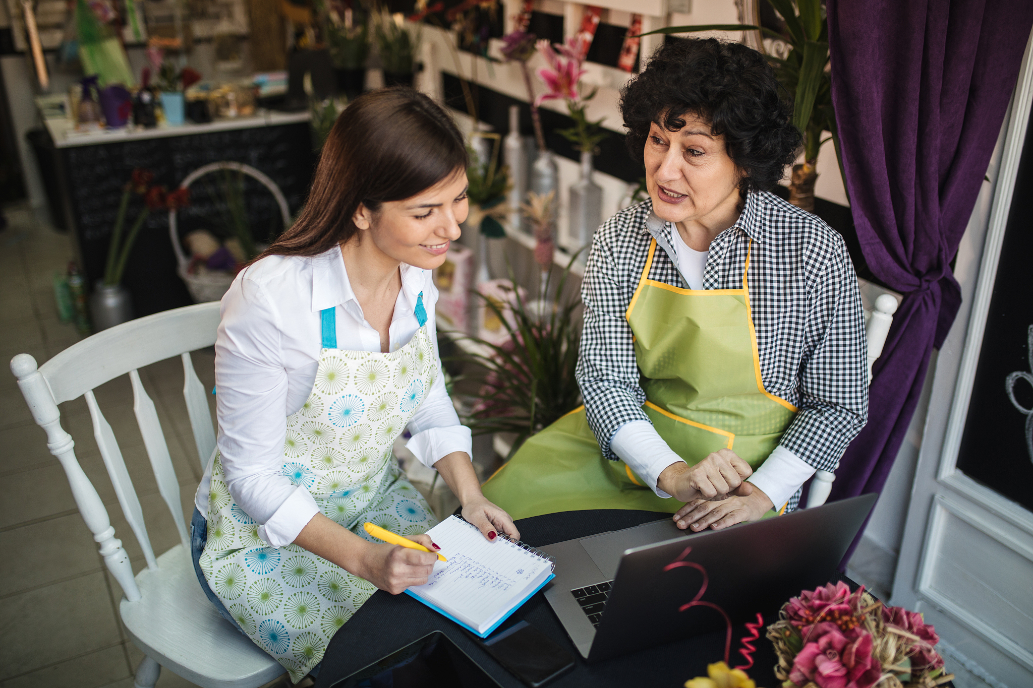 改写：从家庭社会工作在中国的发展背景女性主义家庭社会工作在中国应该有很大的应用空间但也面临很多的困难。首先从劳动分工来看由于女性在家庭外从事有酬劳动女性有更多的机会展现个人的才能有更大的可能性独立生活这意味着社会工作者可以更多发掘女性的潜能和优势协助女性赋权和获得平等。但是由于中国社会根深蒂固的男权文化男性不习惯并且不乐于接受女性地位的提高和当家作主这使得在家庭社会工作介入中改变男性的认知和行为非