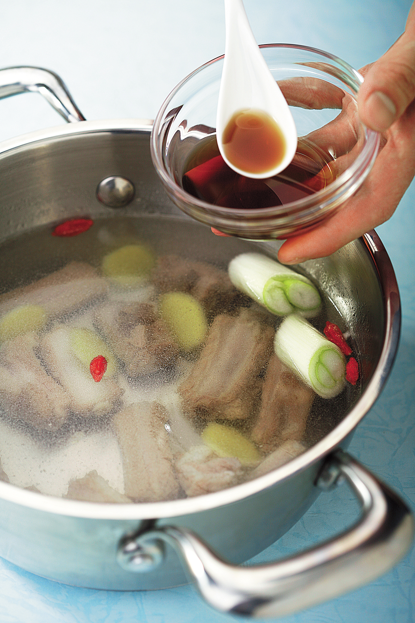 排骨炖白菜步骤—熬制排骨汤