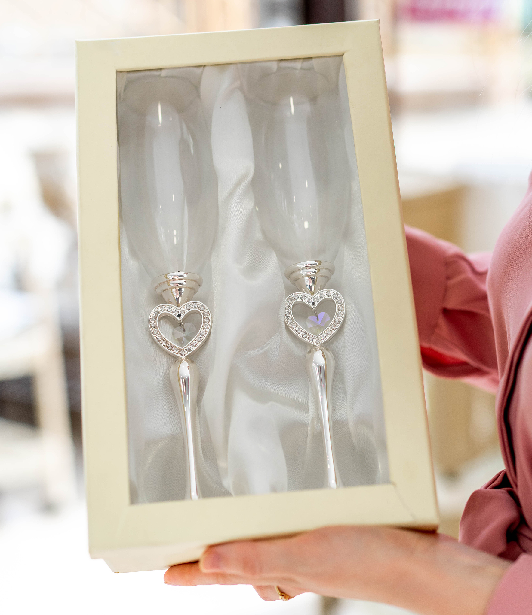 男生回礼女生小皮筋：珍珠项链、诗集、鲜花，表达你的心意