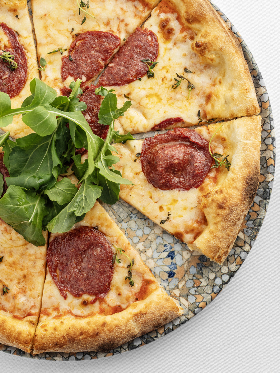 早餐吃什么好呢教你在家学做墨西哥鸡肉卷!自己做的更放心更美味!所需食材：鸡胸肉 2块去皮去骨墨西哥调味料可购买现成的或自制玉米饼或小麦薄饼沙司、酸奶或酸奶油作为配料洋葱、番茄、生菜、辣椒等蔬菜可按个人口味选择步骤：1、将鸡胸肉切成薄片或细丝备用。2、在一个容器中将鸡肉和墨西哥调味料混合均匀腌制20分钟至入味。3、取出一个平底锅加热并加入少许油将腌制好的鸡肉煎炒至熟透。4、准备好玉米饼或小麦薄饼在上