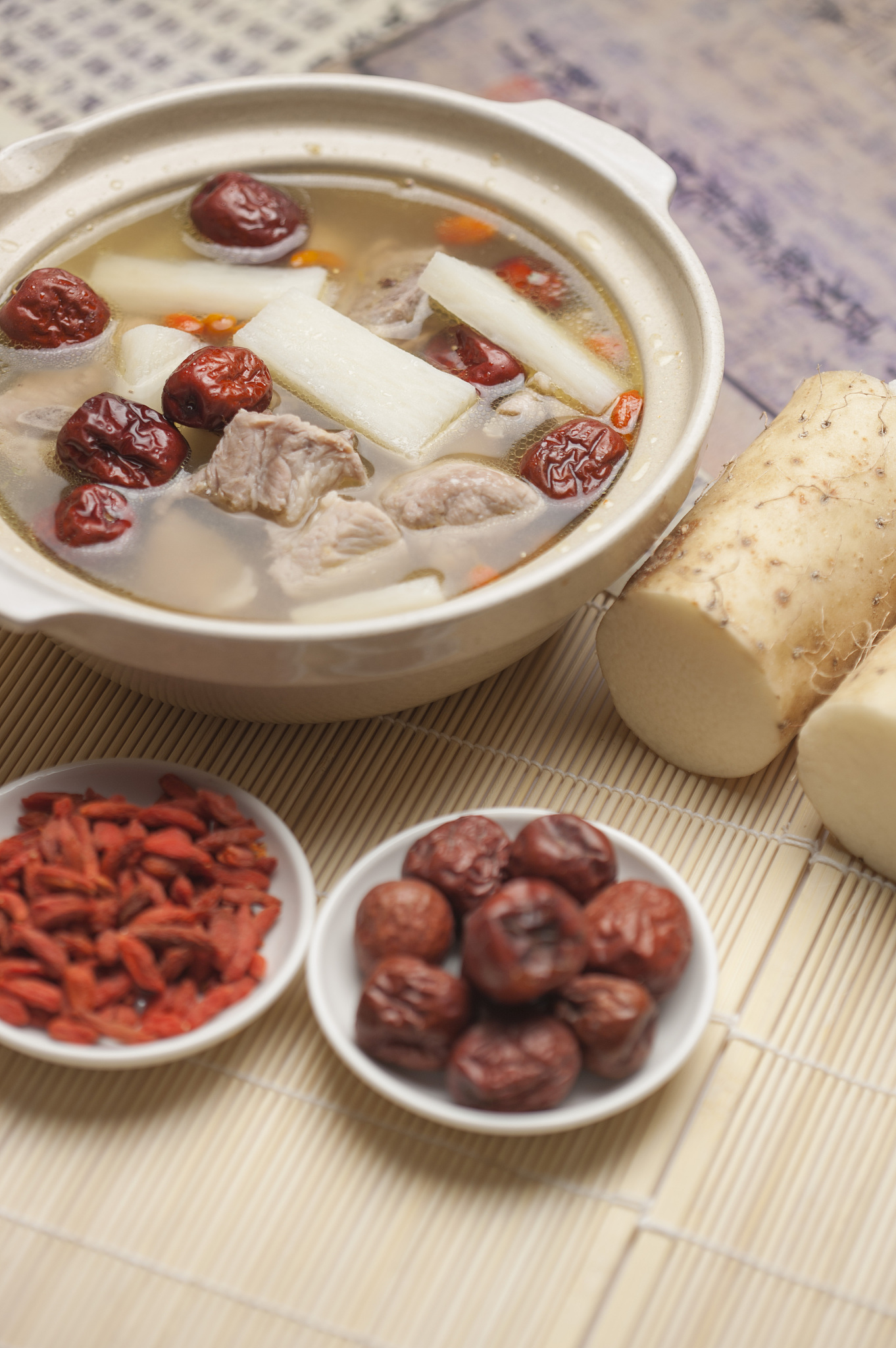 饮食注意事项以下解中药的不能吃绿豆萝卜山药粉丝韭菜大蒜各种茶品面条米线火锅 麻辣烫馒头玉米土豆任何淀粉含量高的不能吃!!粽子糯米年糕任何饮料都不要喝切记禁食油炸酒类!尽量清淡饮食!根据上面的要求提供一周饮食建议