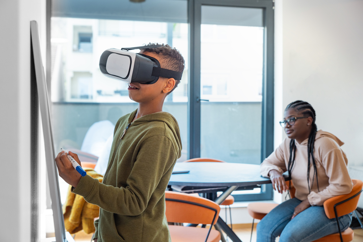 虚拟现实技术综述：定义、分类、发展史、应用范围、技术原理和发展趋势