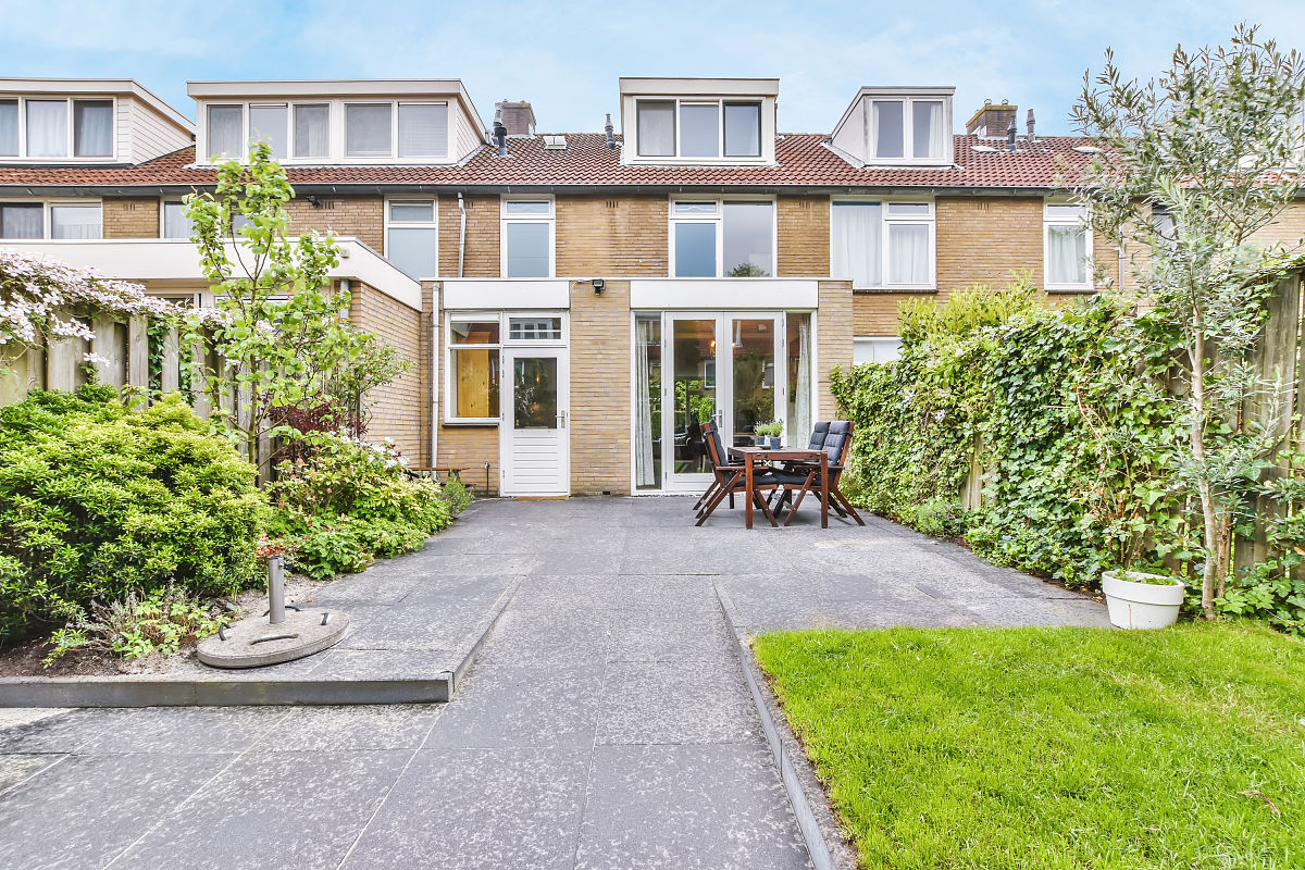 单独房子带院子买一头好还是里面