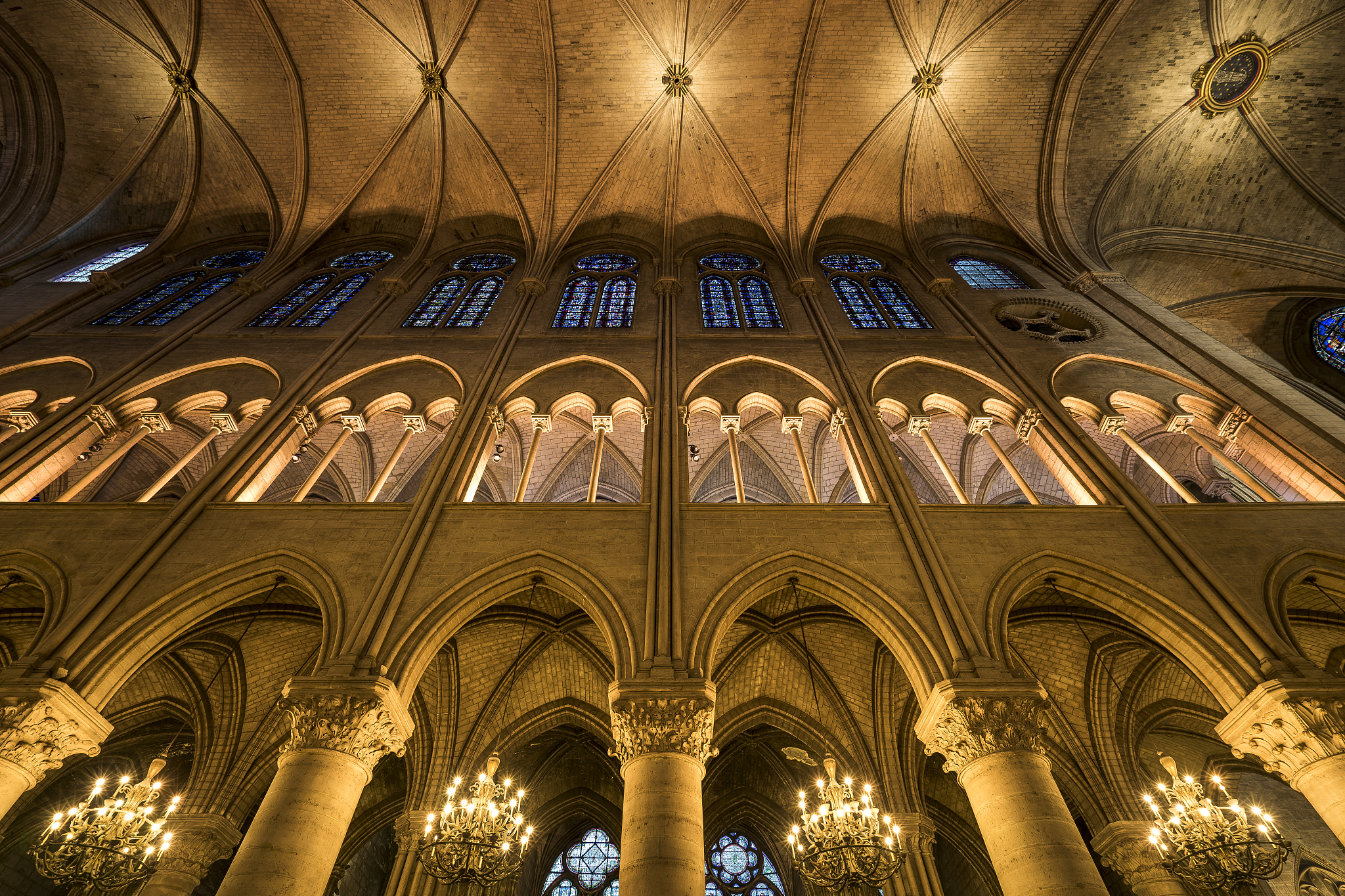 4 米兰大教堂Milan Cathedral米兰大教堂是欧洲最大的哥特式教堂之一建造时间长达600年由多位建筑师和艺术家共同完成。教堂采用了哥特式建筑风格拥有高大的尖顶和细致的雕刻具有非常浓郁的神秘气息。教堂内部装饰繁复包括许多著名的艺术品和壁画如卡拉瓦乔的《圣母子》等。5 圣马可大教堂St Marks Basilic