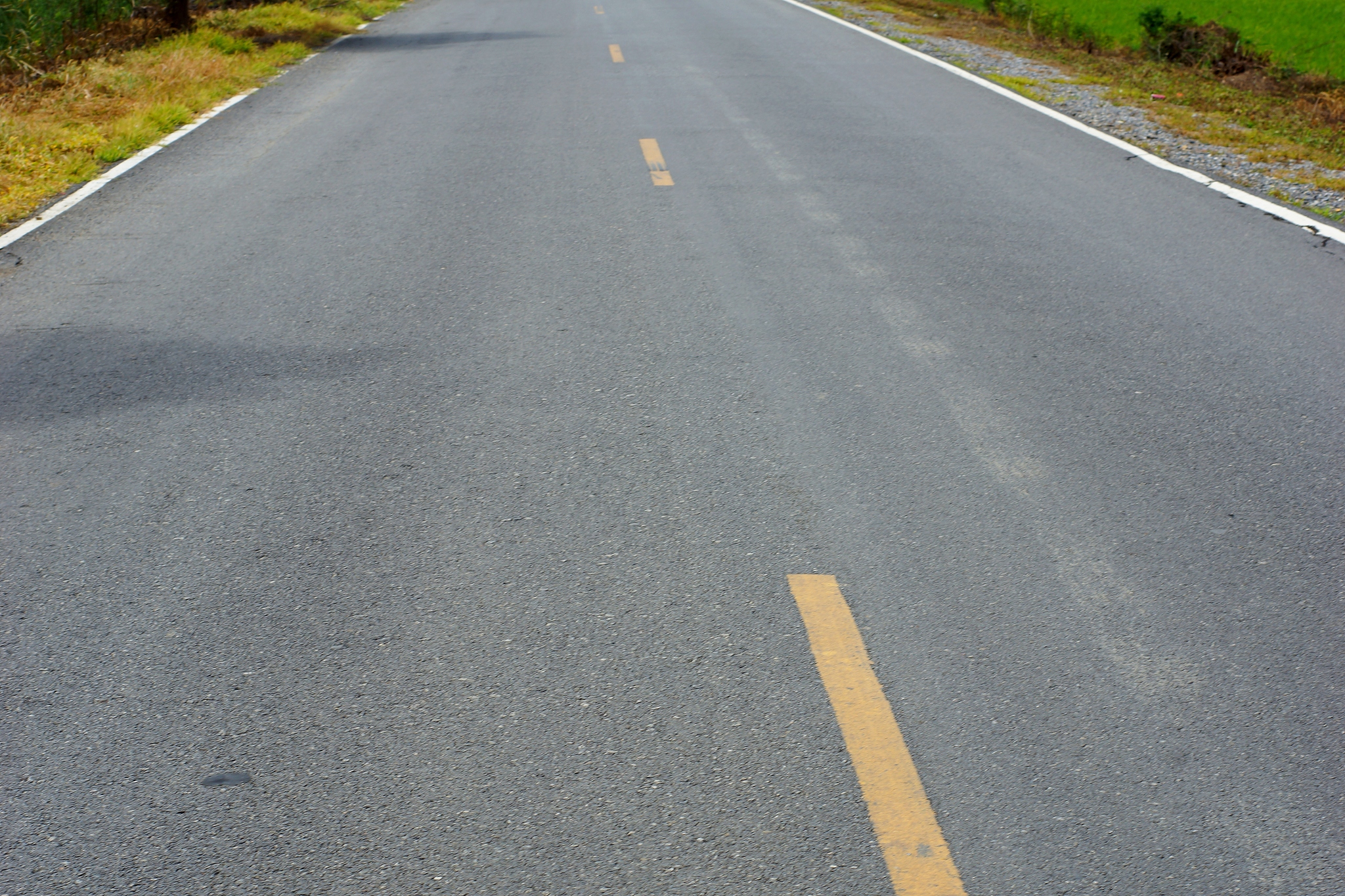柏油路VS水泥路：为什么柏油路更受欢迎？