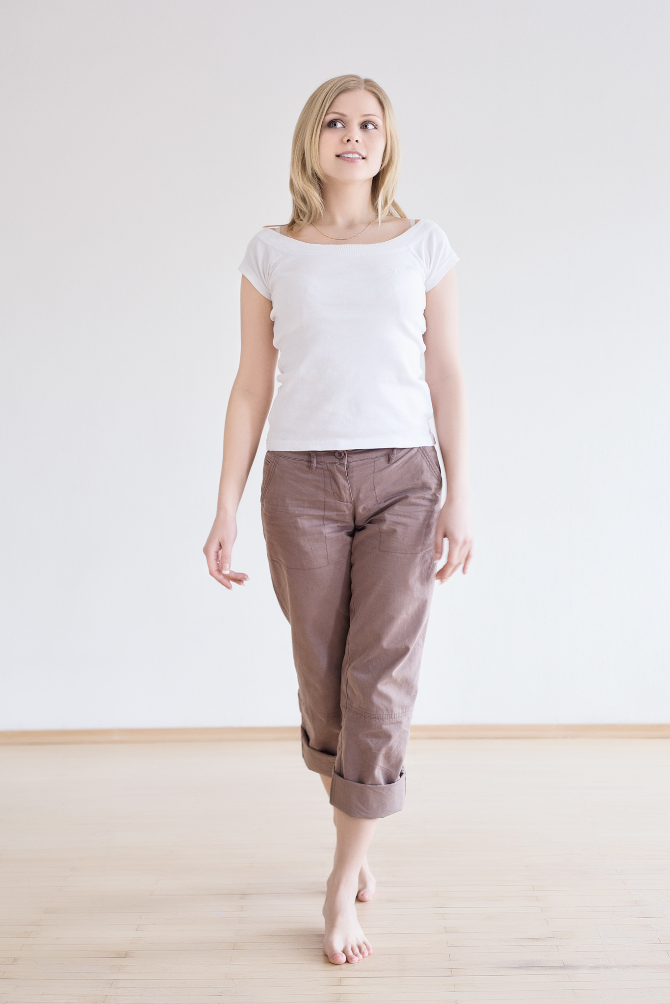 用英文描写一条短裤短袖纯色纽扣连体裤的6条评论包括尺寸物流面料方面