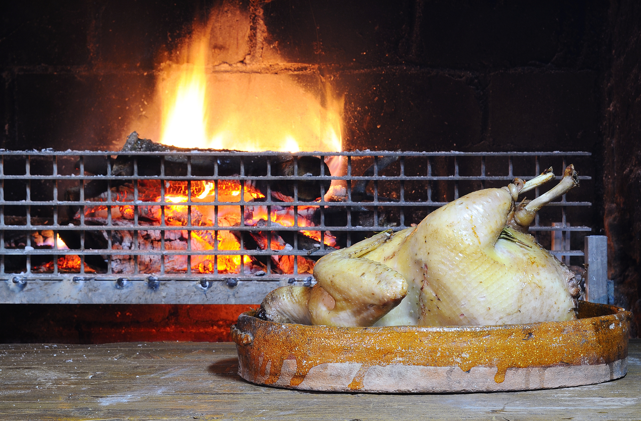 形容叫花鸡好吃的话术：以后想吃窑鸡再也不用回乡下了家里只要有电饭锅就能做简单又美味好吃到连骨头都不剩五个鸡腿不够吃所以我准备了三个用开水烫过的鸡皮会比较容易上色再加料酒沙姜红葱头生抽老抽跟花生油关键是放一包调好味道的窑鸡粉用我媳妇的手里里外外涂抹均匀分享是一种美德点赞是一种肯定正如低调有内涵的你在悄悄的给我点赞腌制一个钟以上电饭锅里姜葱垫底放腌好的鸡腿再倒上腌鸡剩下的料汁盖上用煮饭键40分钟即可真
