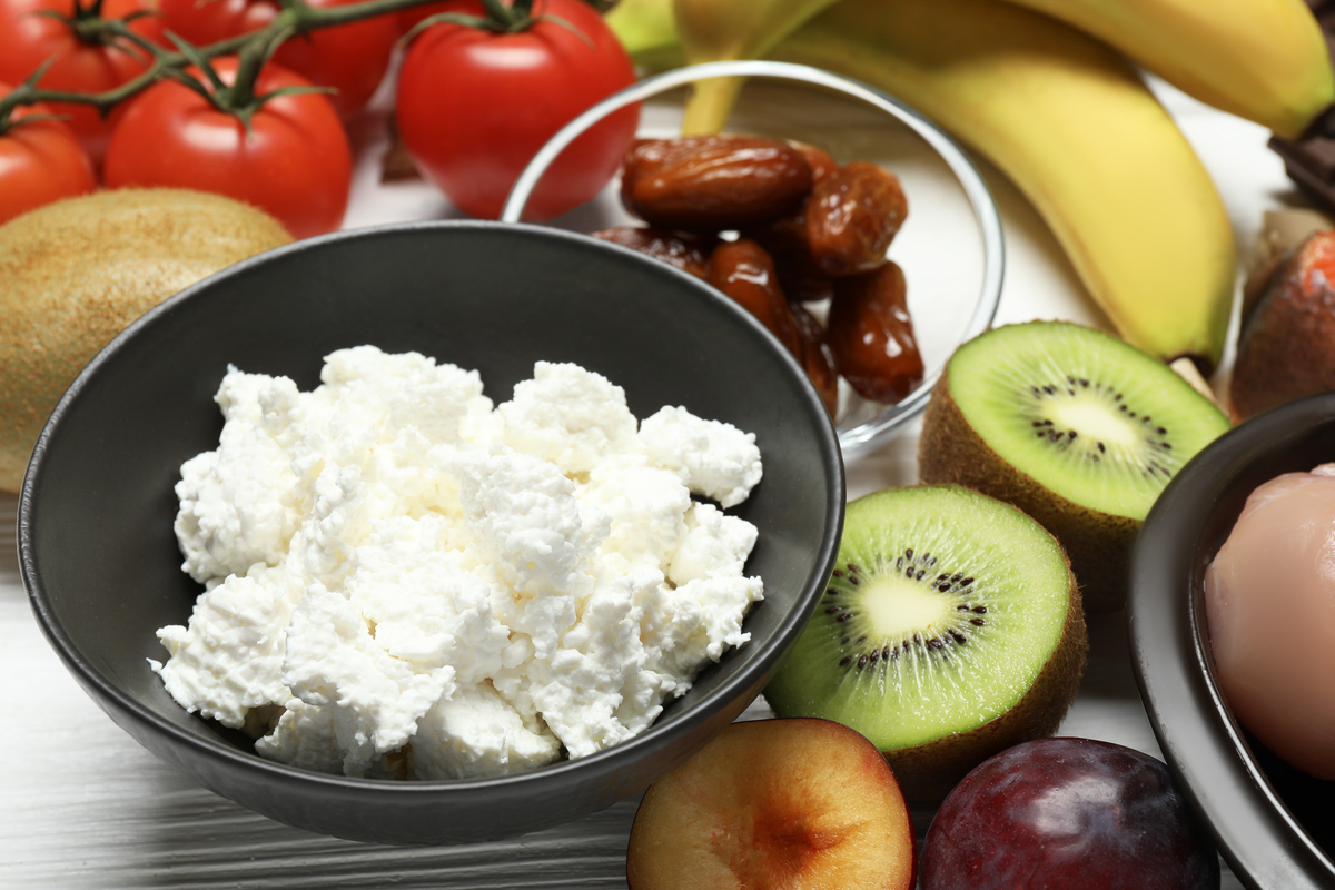 我在最近拍了一条关于糖的短视频爆了一夜之间有11万的转发量然后我发现上面有很多的这个钢筋因为我上面在讲到糖和猪油的问题大家也可以到我的主页粉丝群去看一下这条视频所以呢我今天就很想把这个话题就跟大家聊一下究竟糖和猪油之间它的差别是什么？如果你的身体用油作为颜料的话你的身体是非常健康的我们来看一下这张图哈如果是在我们平常的吃饭当中四两的这个米饭也就是说这样的碗和一两的五花肉就这么一坨五花肉它们的热量是