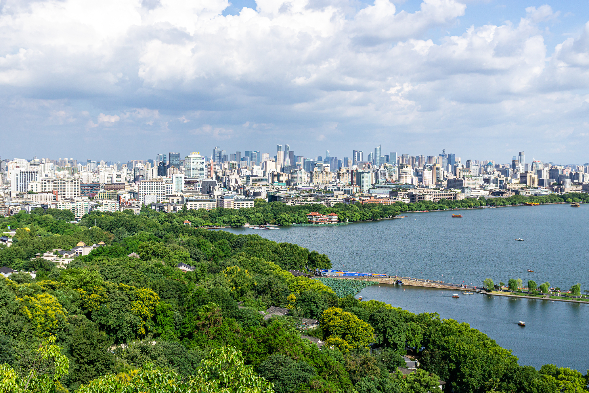 西湖风光与杭州城市天际线