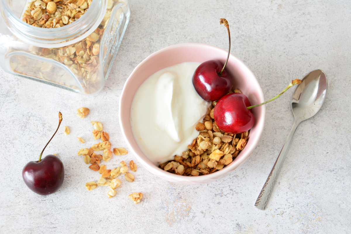 女性喝酸奶的8大益处及最佳时间 | 增强免疫力、促进消化、护牙等