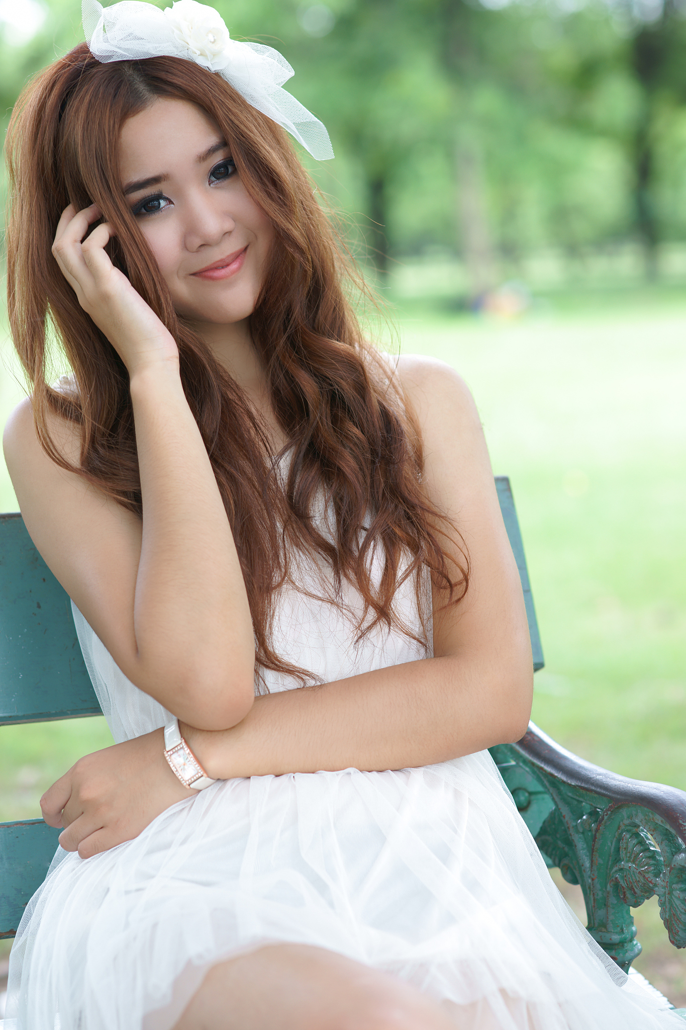 asian gir<strong>l</strong> in park