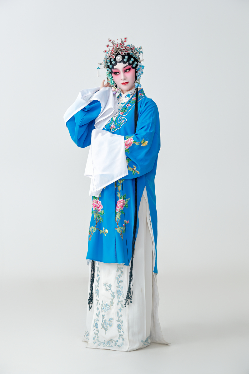 身着青衣的京剧和昆曲女演员,这两种剧种被誉为中国的