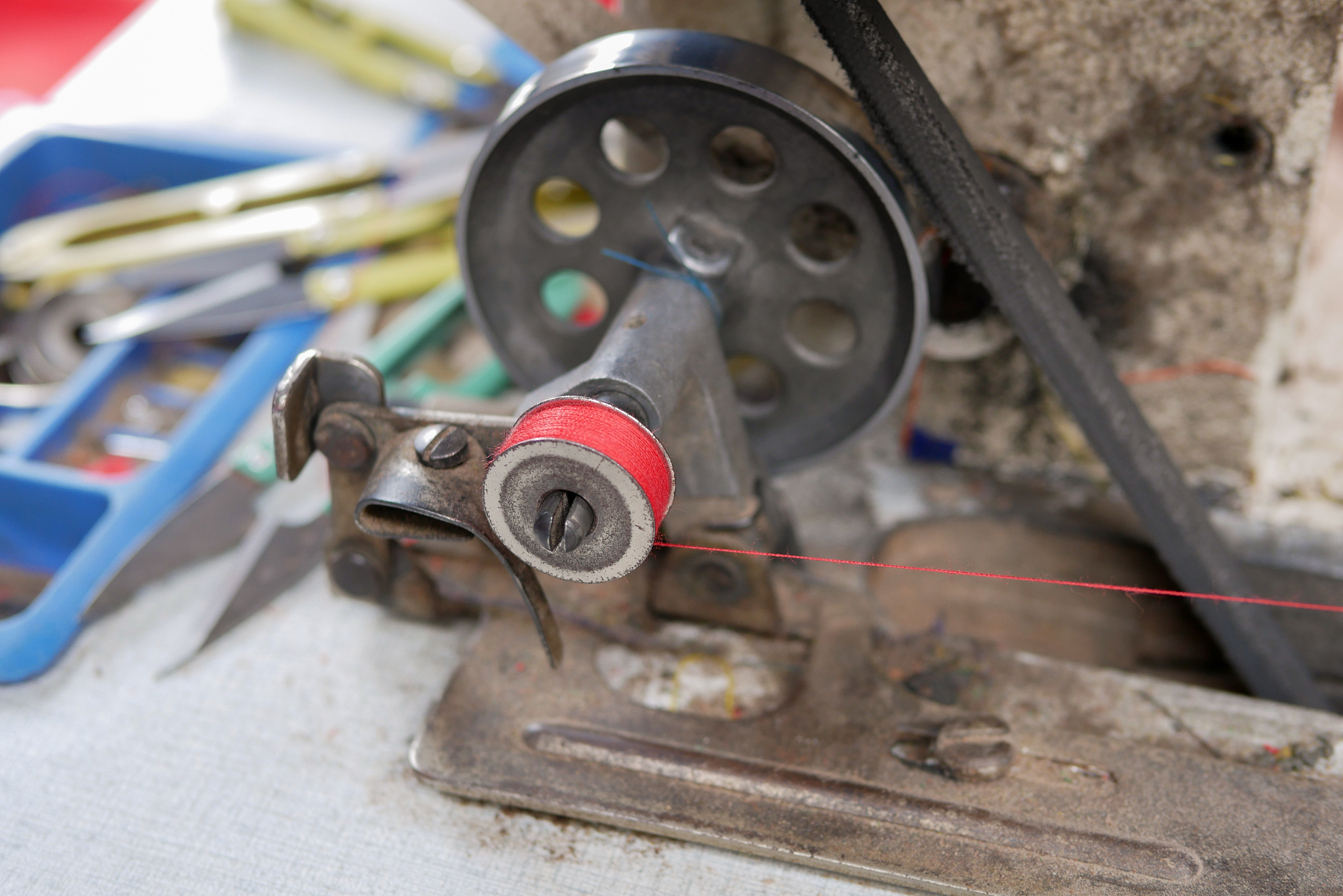 杰克a3缝纫机又跳针又断线怎么办 解决步骤用230字帮我详细描述