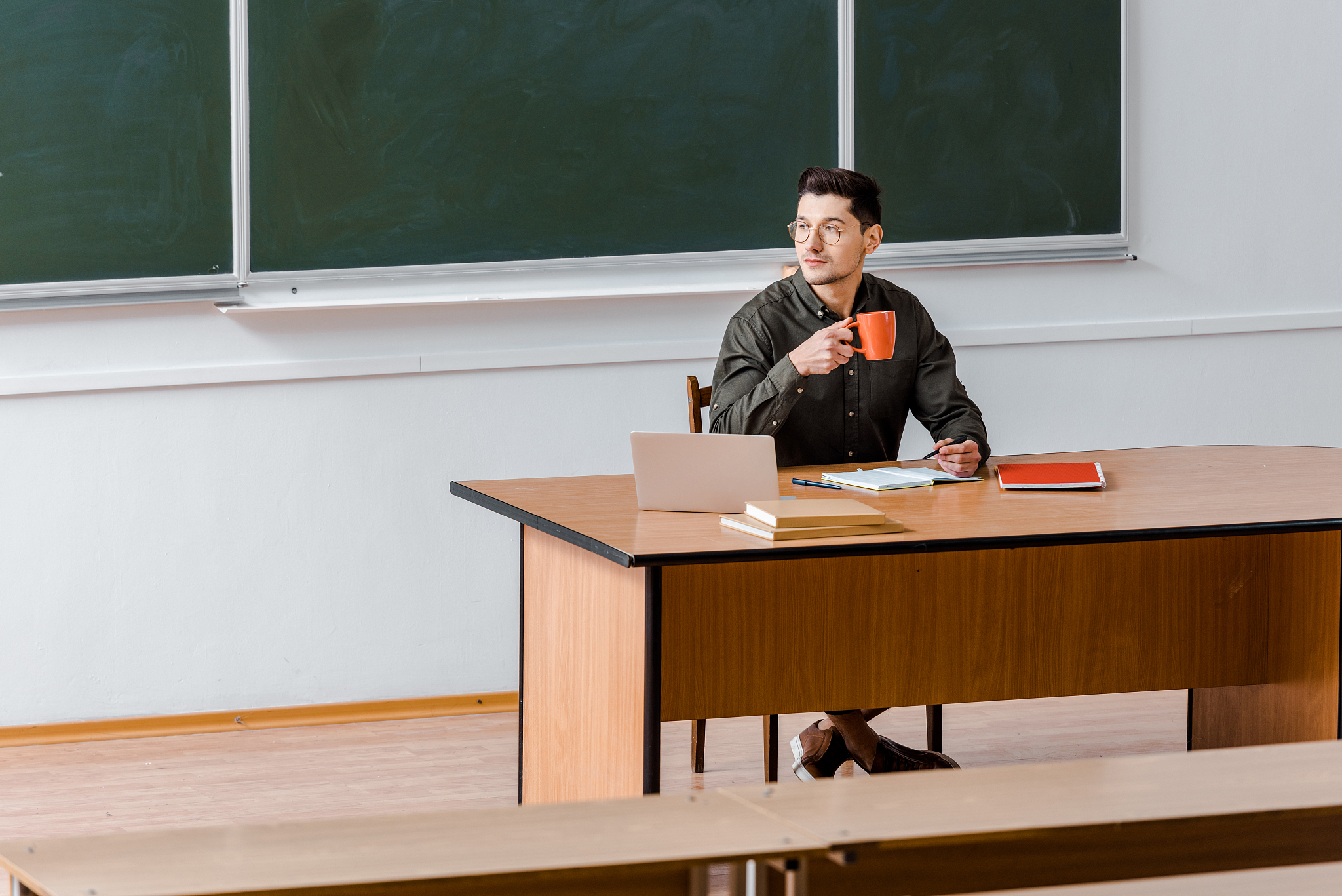 将下面转化成关系模型一个教学管理系统需要提供以下服务：查询学生信息、班级信息、课程信息、教师信息、考试信息、教室信息、教材信息。学生信息可通过学生学号查询包括学生姓名、籍贯、政治面貌、入学年月、联系方式和住址。班级信息可通过班级号查询包括班级人数、所属专业和所在年级。课程信息可通过课程号查询包括课程名称、课程学分、课程学时、课程时间并且还能够查询课程的平时成绩和考试成绩。教师信息可通过工号查询包括