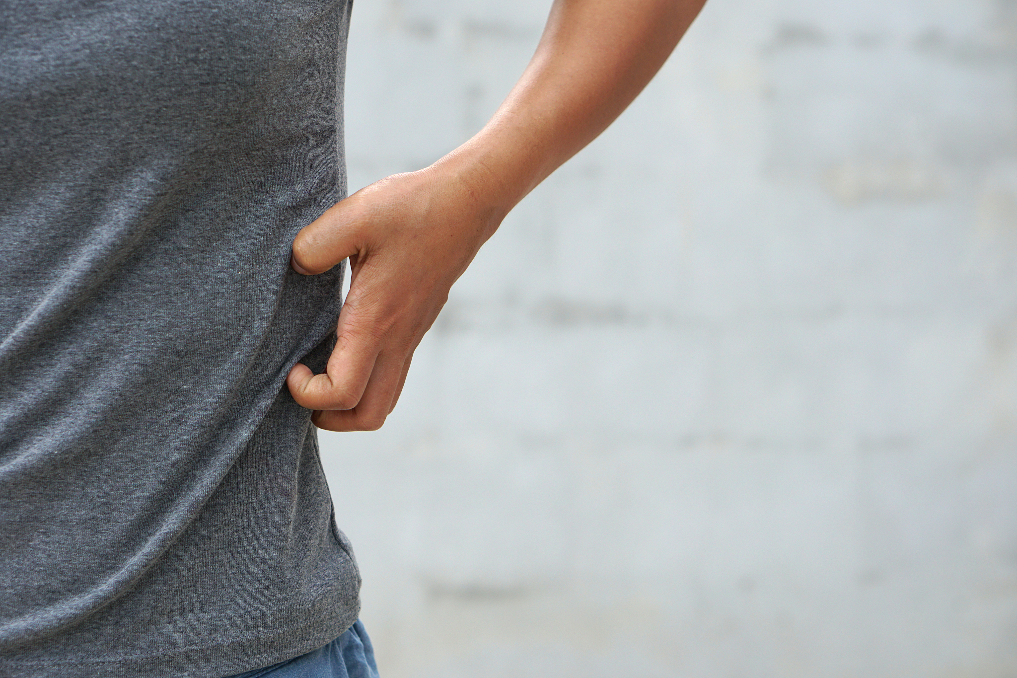 告诉您一个不容易生病的技巧一共只有五句话最好是能够背下来第一句夺伸腰不久坐小步跑一天漫步比较好。老虎虽然生猛快但却没有乌龟慢走千年手。第二句早不洗头饿不洗澡汗水没干冷水不沾男不离酒女不离藕多吃生姜健健康康。第三句一把蔬菜一把豆一个鸡蛋加点肉三含两到七分饱健健康康活到老。第四句多吃大蒜细菌走远牛肉少吃腌泡少吃饭前喝汤胜过药方。饭后吸烟早日成仙。第五句冷水洗脸热水洗手温水刷牙烫水泡脚走路稳健又利索最后