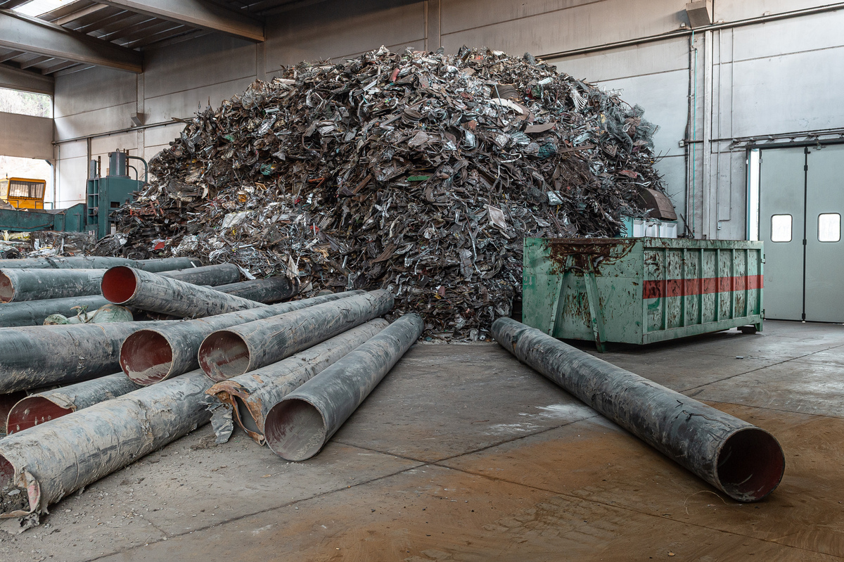 请修正Due to the deformation of the bottom steel coils during the loading process we suspect that the packaging of these coils may be poor and not resistant to compression Once the steel coils are deform