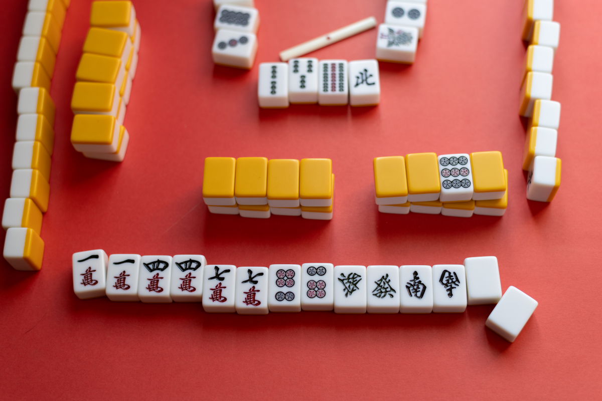 我想跟你玩麻将游戏。请你模拟给我随机发14张牌