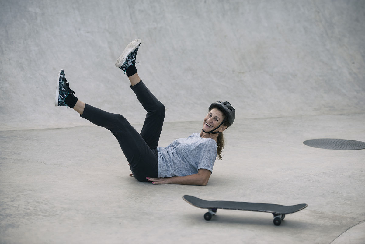 帮我写一份《老年人防跌预防技巧》的教育指导宣传推文内容包括老年人跌倒的危害、老年人防跌的日常生活注意事项防跌运动训练等技巧知识