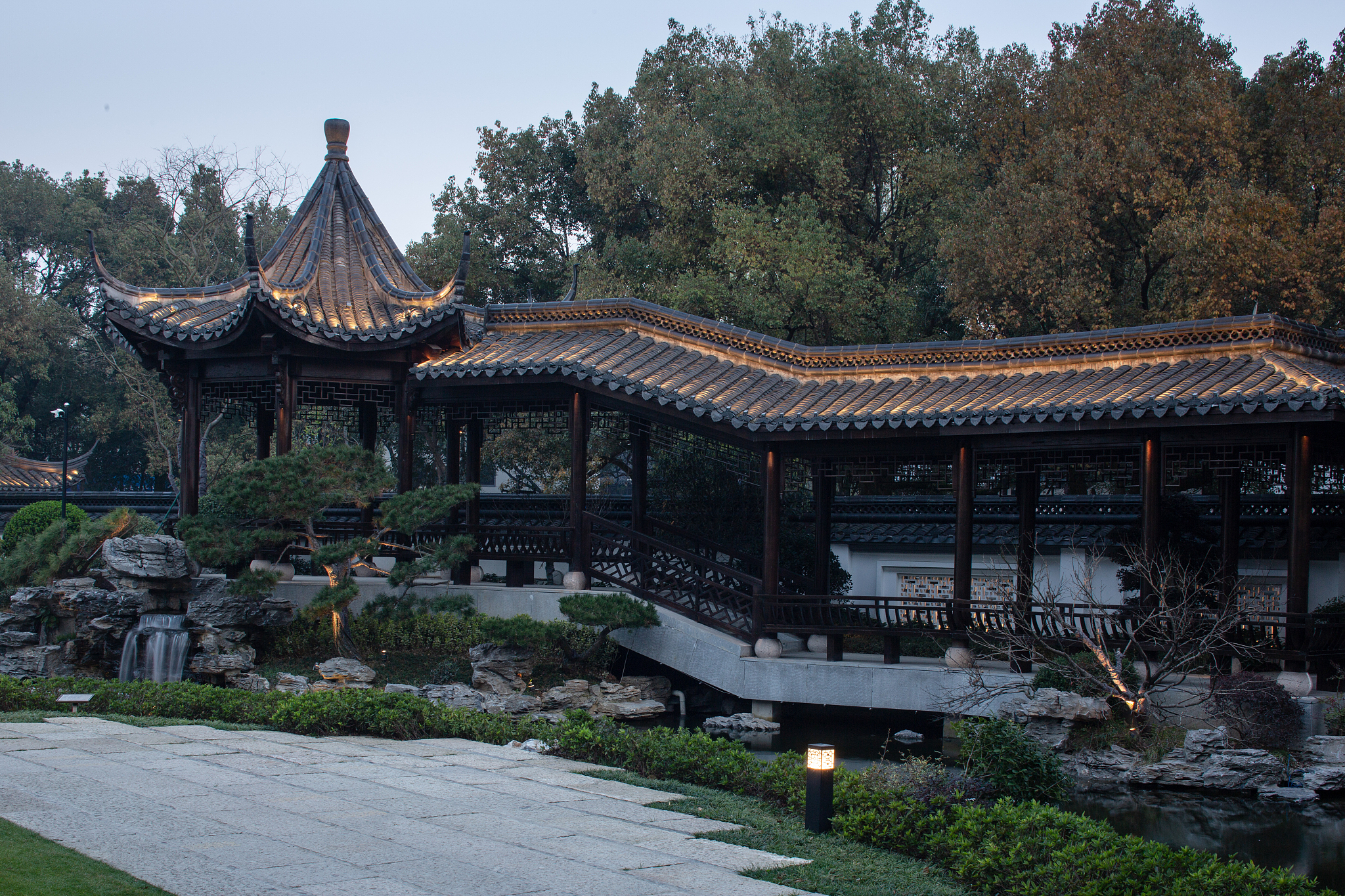 西安兴庆宫造园特点分析：对比空间展现景、借景、藏与露等