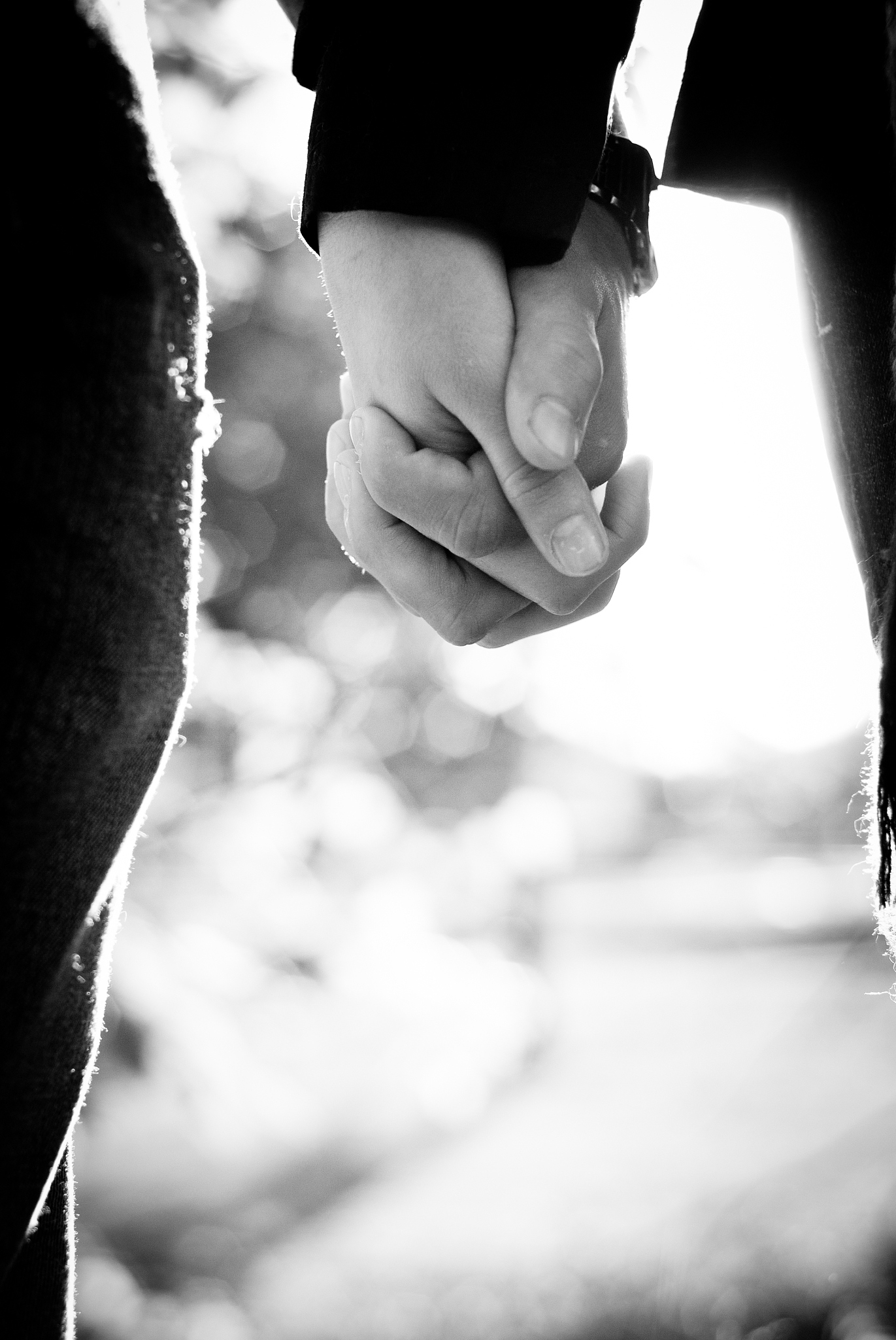 《摄影作品分析》期末试题请根据下例摄影作品试从摄影专业的角度撰写一篇分析文章。要求必须观点明确、分析思路清晰、文章结构完整、语言文字通顺文章字数不得少于1500字。撰写顺序 1 主题思想2 综合造型技巧的详细分析3 分析总结 ;图片是：《牵手》浙江建德2016年吴宗其摄帮我起一个题目