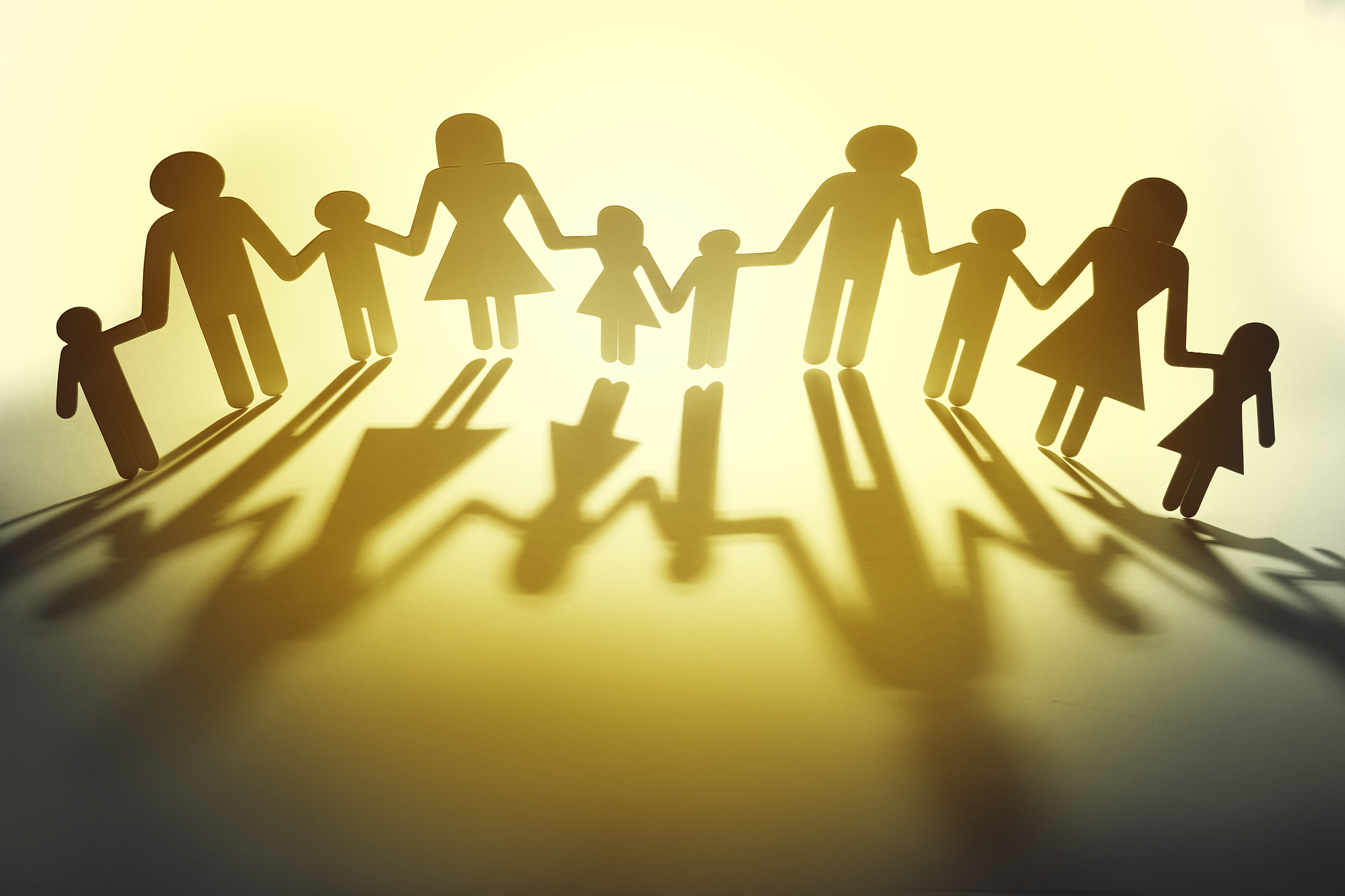 你能写一篇1500字的关于亲情犹如沙漠中的甘泉、大海边的港湾。亲情也是迷茫时的一盏明灯是悲伤时涌动的温暖是军旅生涯中不竭的精神源泉。在你成长的道路上亲情给予你怎样奋进的力量？亲情又如何引领你成长？的文章。长一些大概2000字左右