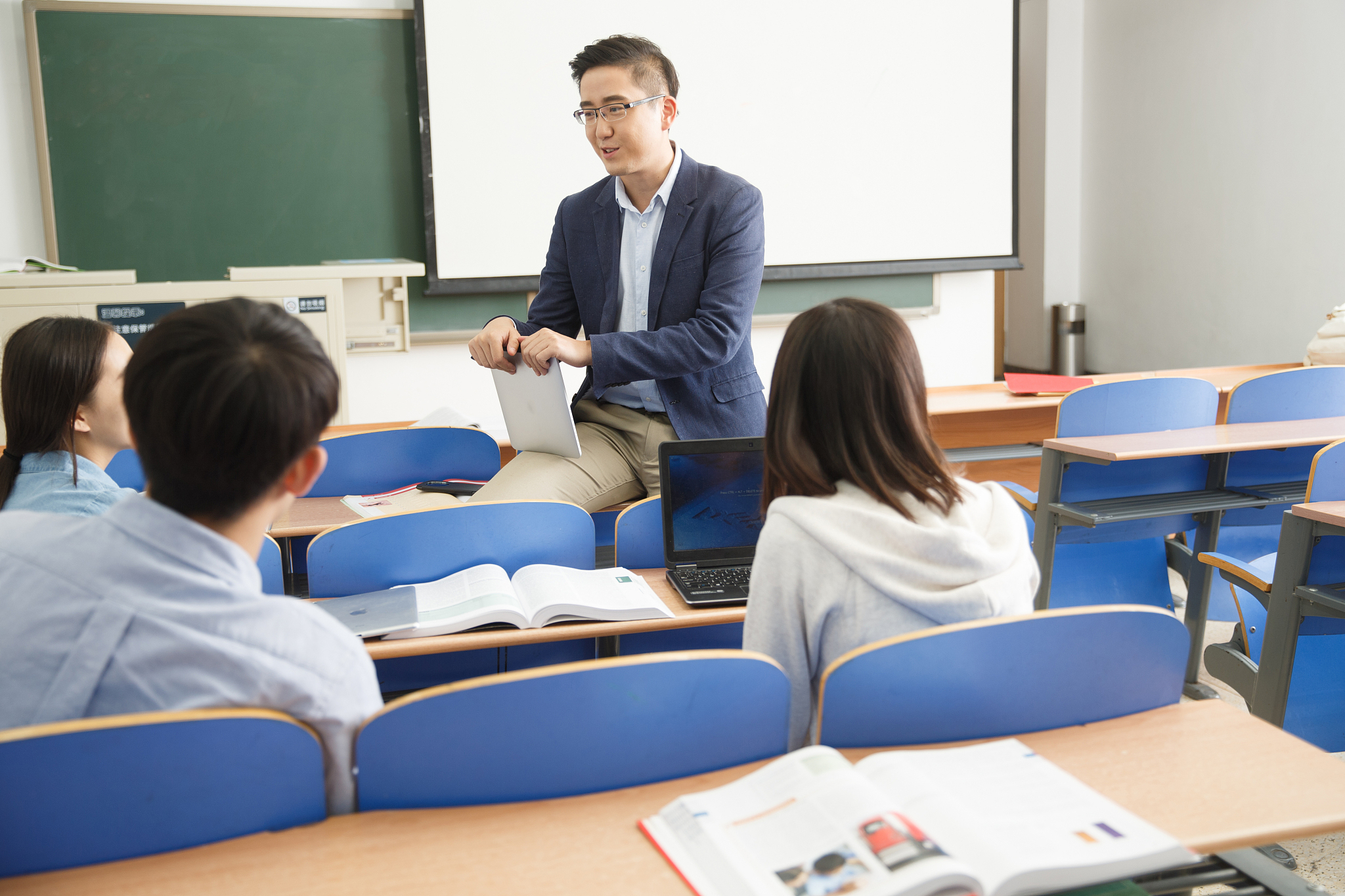 作为一名大学老师为了让学生能够在课堂上认真听讲我总是很认真的备课、制作PPT课件并且在课件比赛中获得好成绩。请将以上事迹扩写成1000字征文