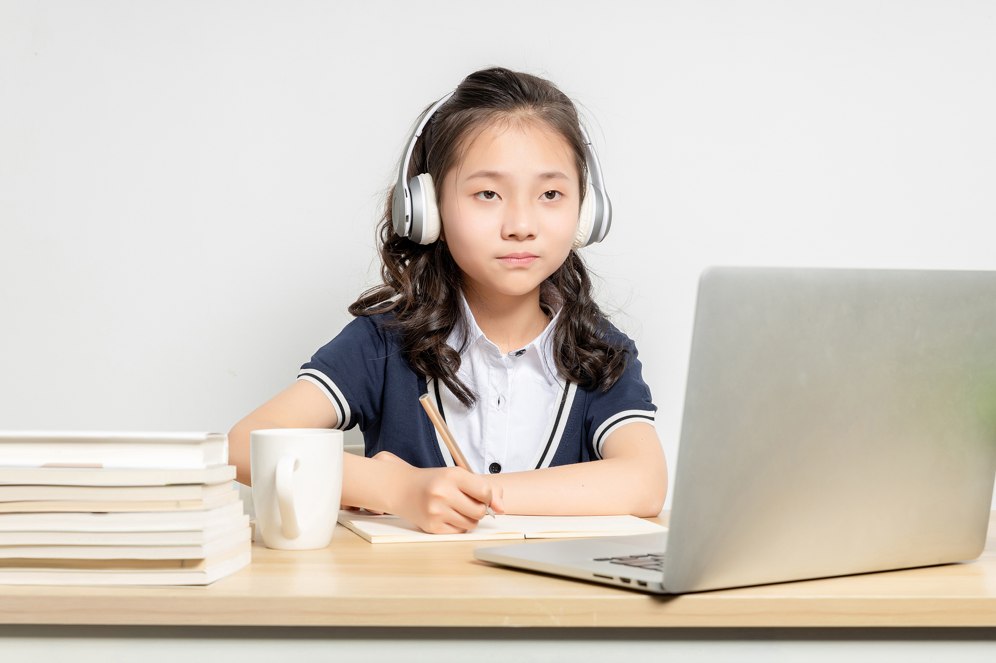 正在上网课的亚洲小学女生