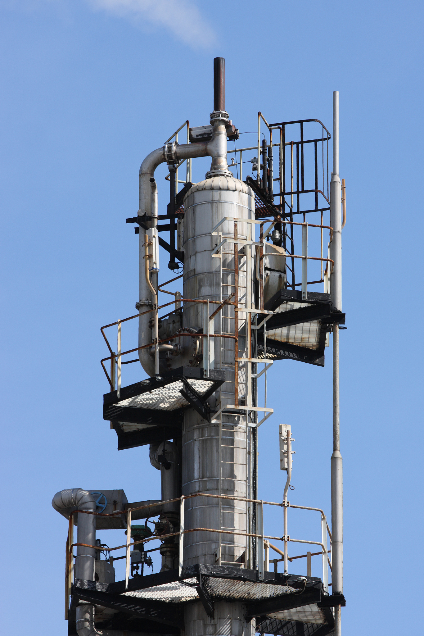 原油的常减压蒸馏流程中在常压和减压蒸馏塔的底部是加入水蒸气还是采出水蒸气并分析原因