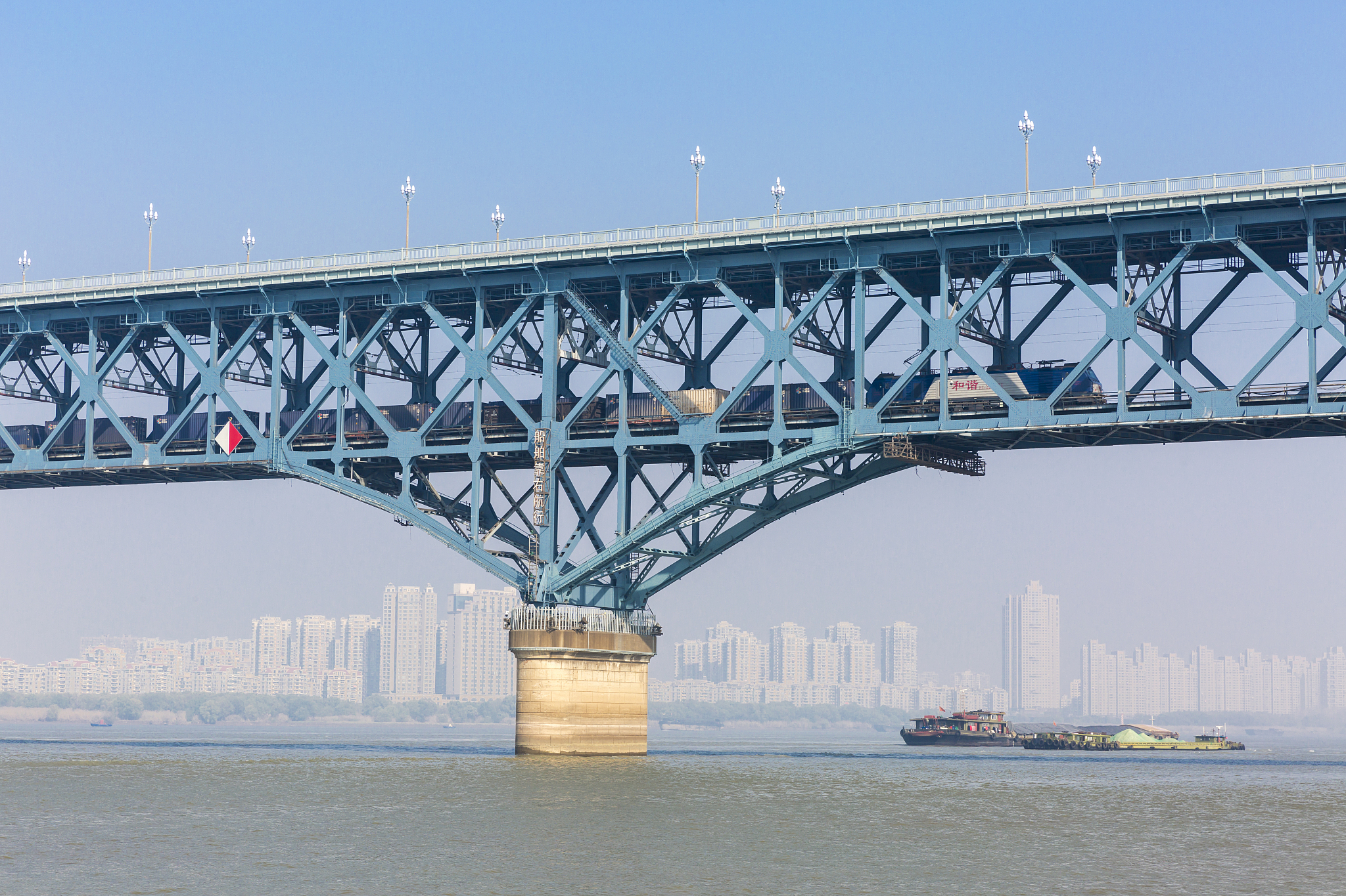 武汉有很多桥请你对在武汉横跨长江的所有大桥从历史文化桥梁工艺和深远影响的方面对武汉的桥进行汇总报告并表达你对家乡武汉的热爱不少于3000字。