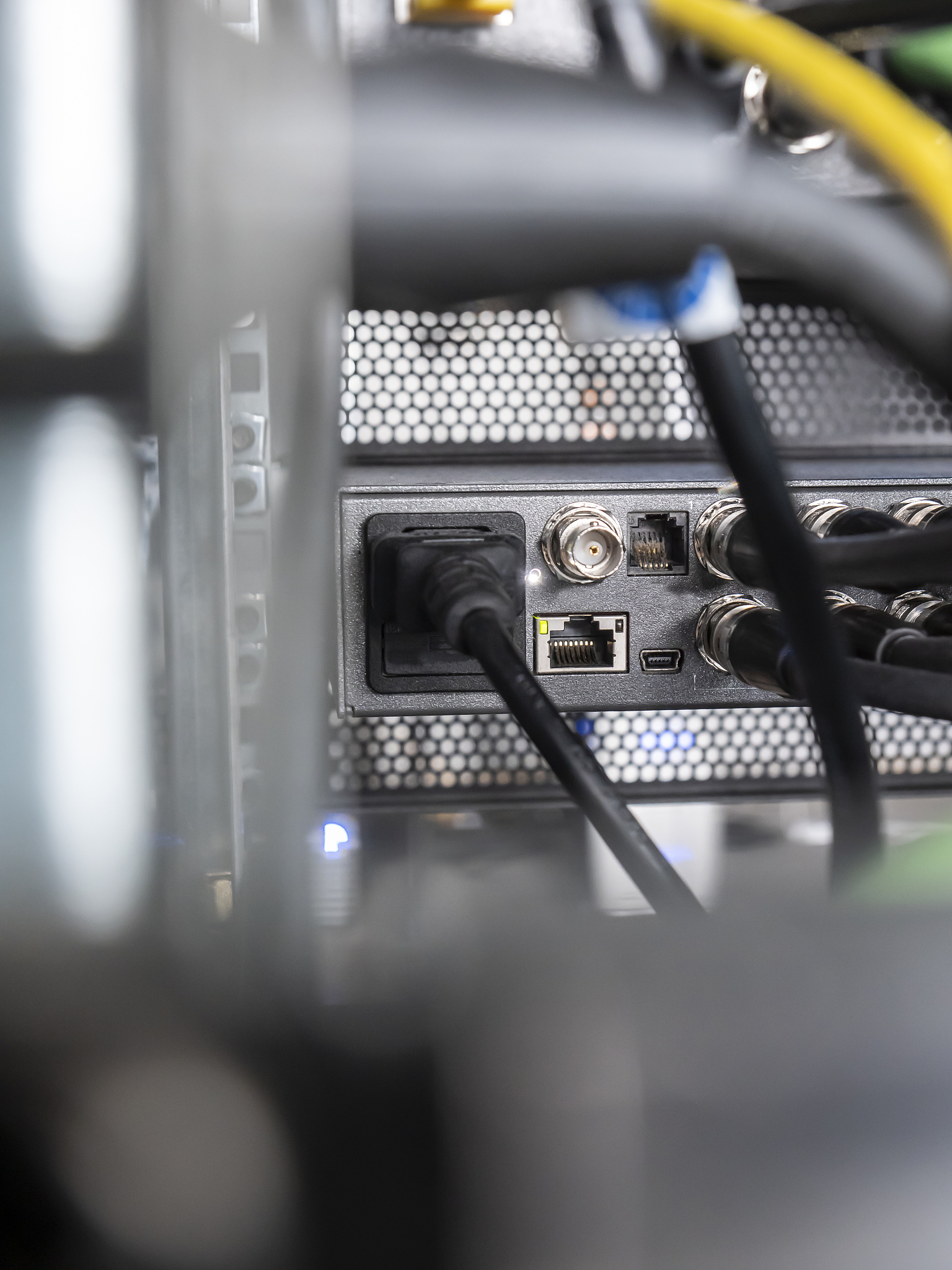 双屏HDMI IN接电脑，VGA输出什么画面？