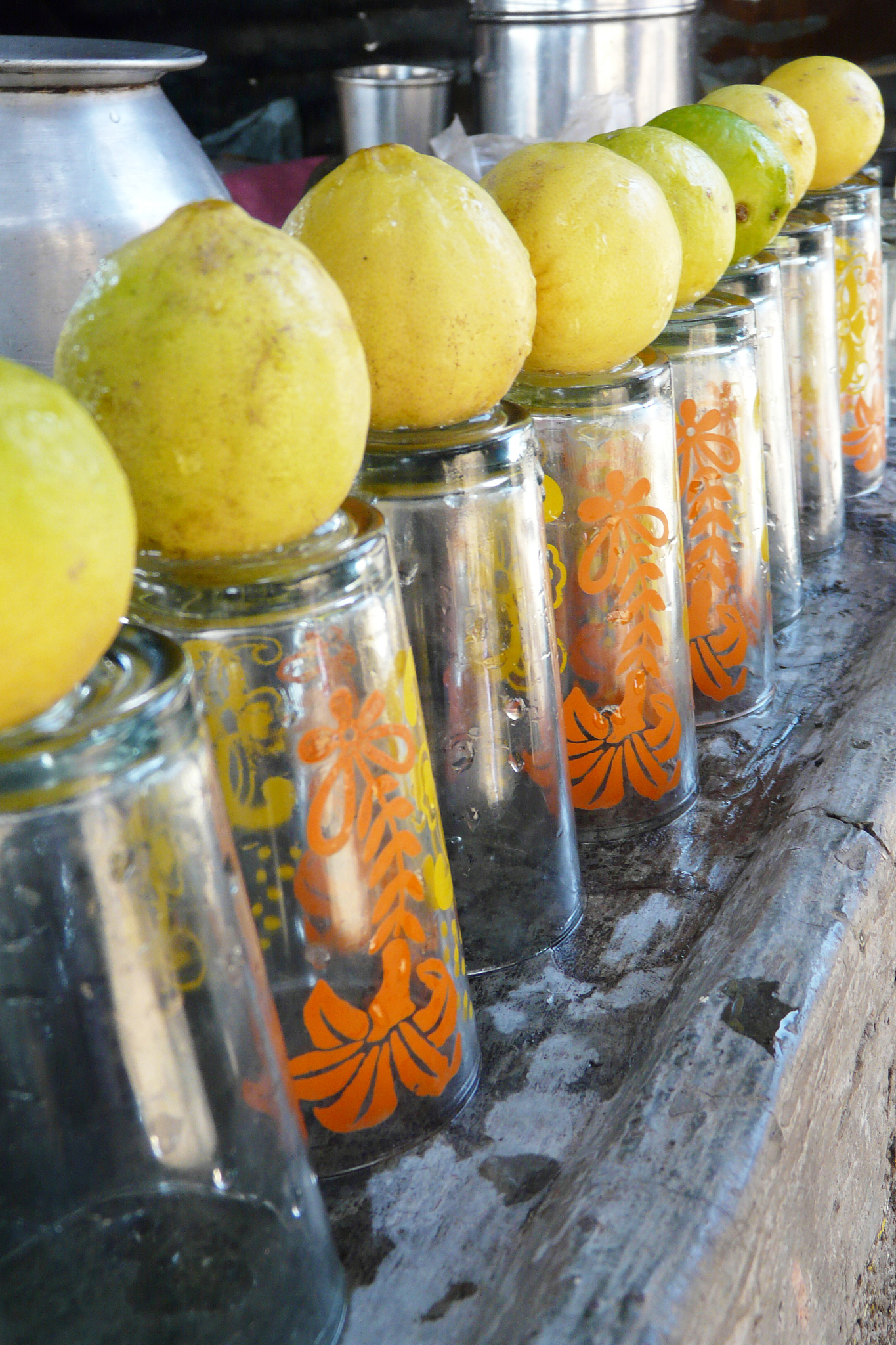 金果兴农团队的枇杷次果浓缩汁加工设备——黄金果设备的成功研发加工出了鲜美可口的枇杷汁团队携带枇杷汁去村BA现场免费给游客和当地人民品尝得到了他们高度的赞扬将以上扩写