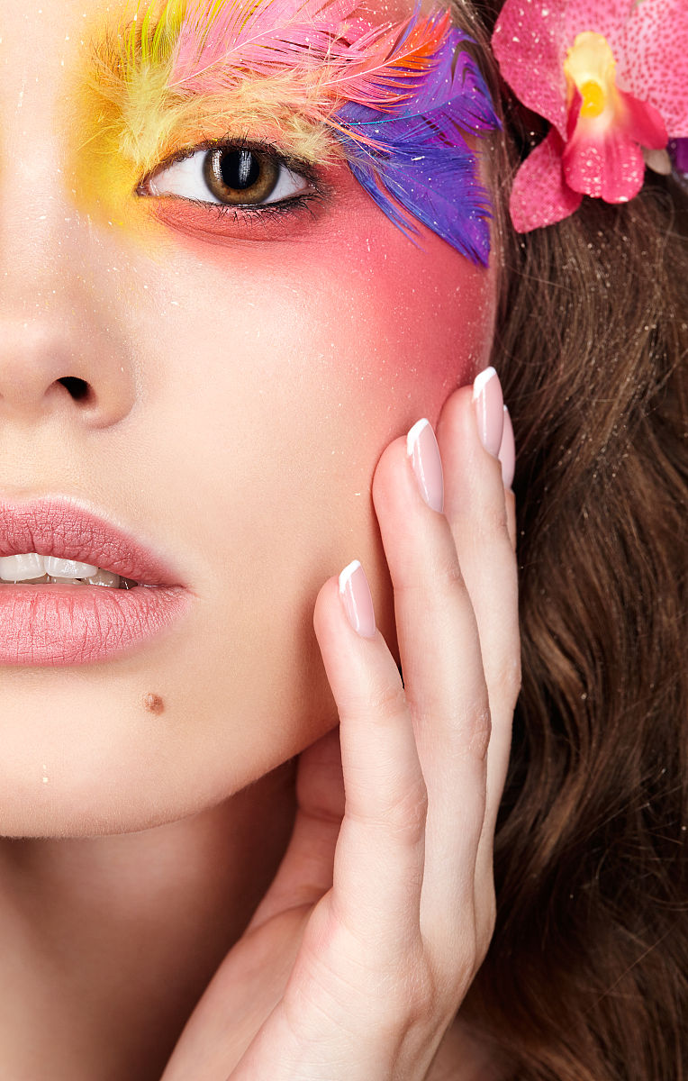 第一阶段基础矫正化妆技巧的运用训练就是我们的底妆眉毛眼睛等第二阶段基础色彩及色彩搭配训练第三阶段主持人整体形象造型设计训练结合以上三个阶段帮我写一个化妆课的心得体会。不少于2000字。