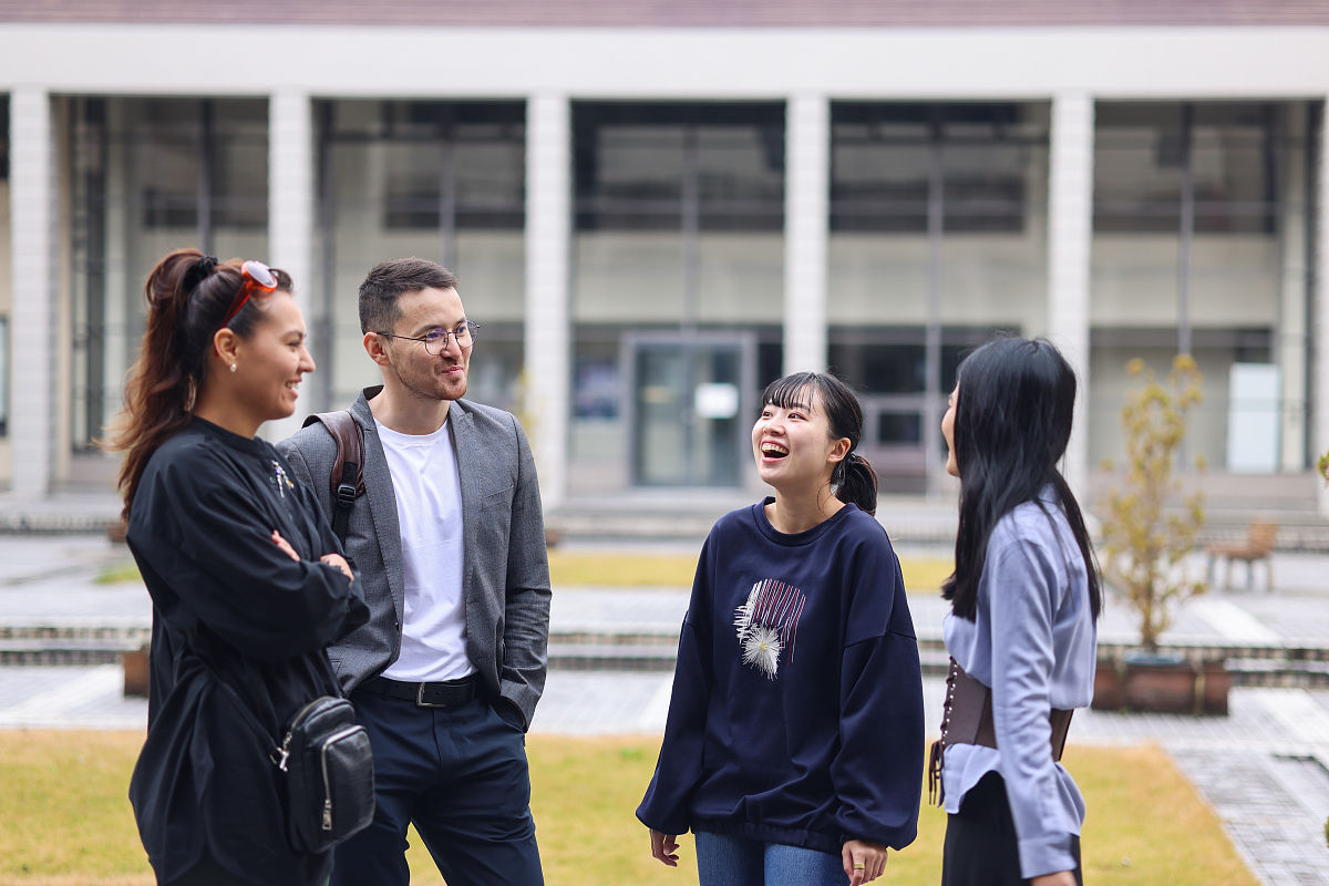 研究生喜欢在大学校园里演讲