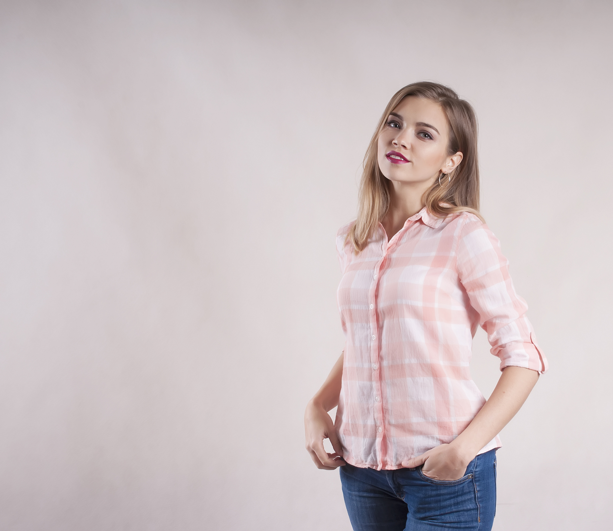 Write a product description for this itemDescribe the occasion and holidays of use it Women Cotton Crinkle Wrinkle Fabric Solid Color Plain Oversized Loose Casual Top Button-Down Collared Shirt Roll-U