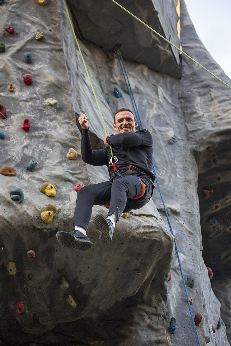 写一篇：阳光明媚去攀岩的文章