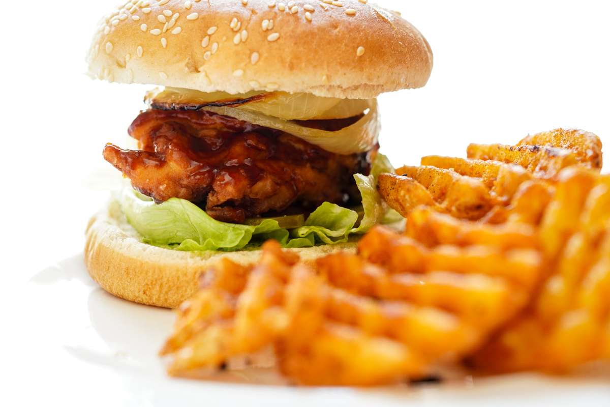 东南亚西式快餐炸鸡和汉堡品类的市场情况帮我用200字详细描述