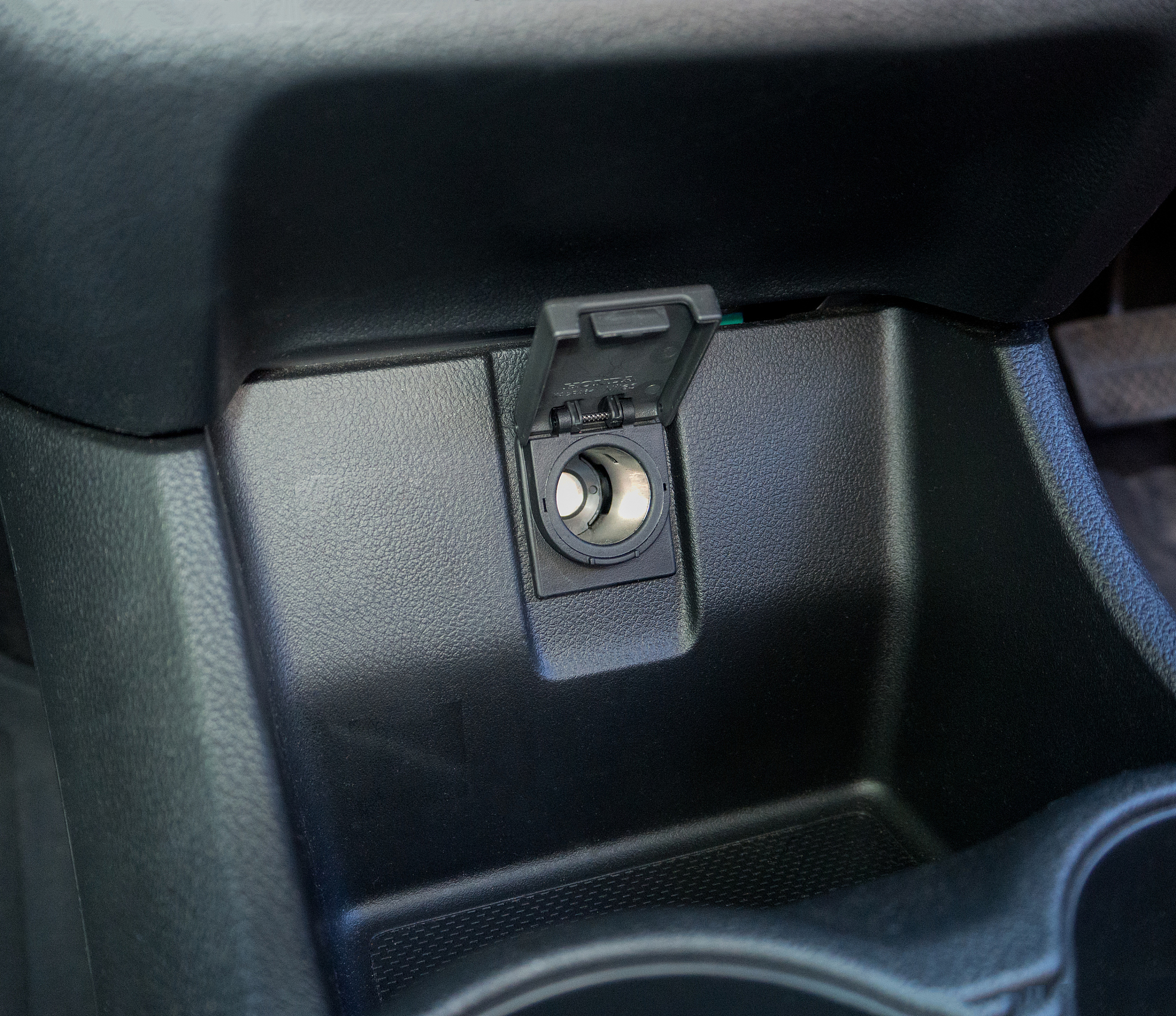 哪个厂生产宝骏63014-15款610手刹盒储物盒 200字