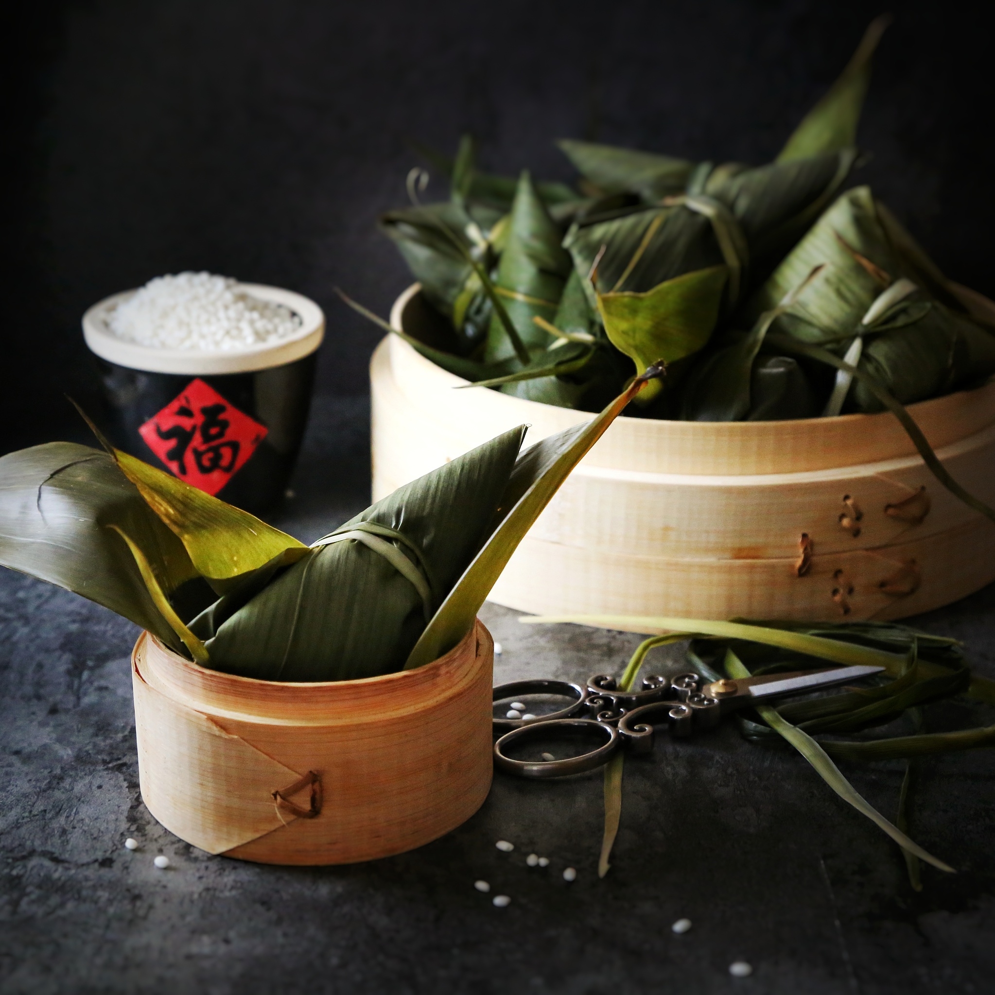 优化并润色以下作文：端午粽飘香端午节还没到大街小巷就粽子飘香各式各样的粽子摆满了大小商店有羊角粽、枕头粽、豆沙粽。肉粽还有蜜枣粽但这些都没有外婆包的好吃我期盼的端午节终于来到了。早上外婆先把糯米泡好。再把粽叶铺好铺一层糯米放放入蜜枣再铺一层糯米。用绳子把。粽叶系好一个粽子就包好了然后放进锅里煮一个小时。过了一会儿外婆端来一盘香喷喷的粽子我迫不及待的用剪刀把绳子解开把粽叶剥开。粽子的香味扑。鼻而来我