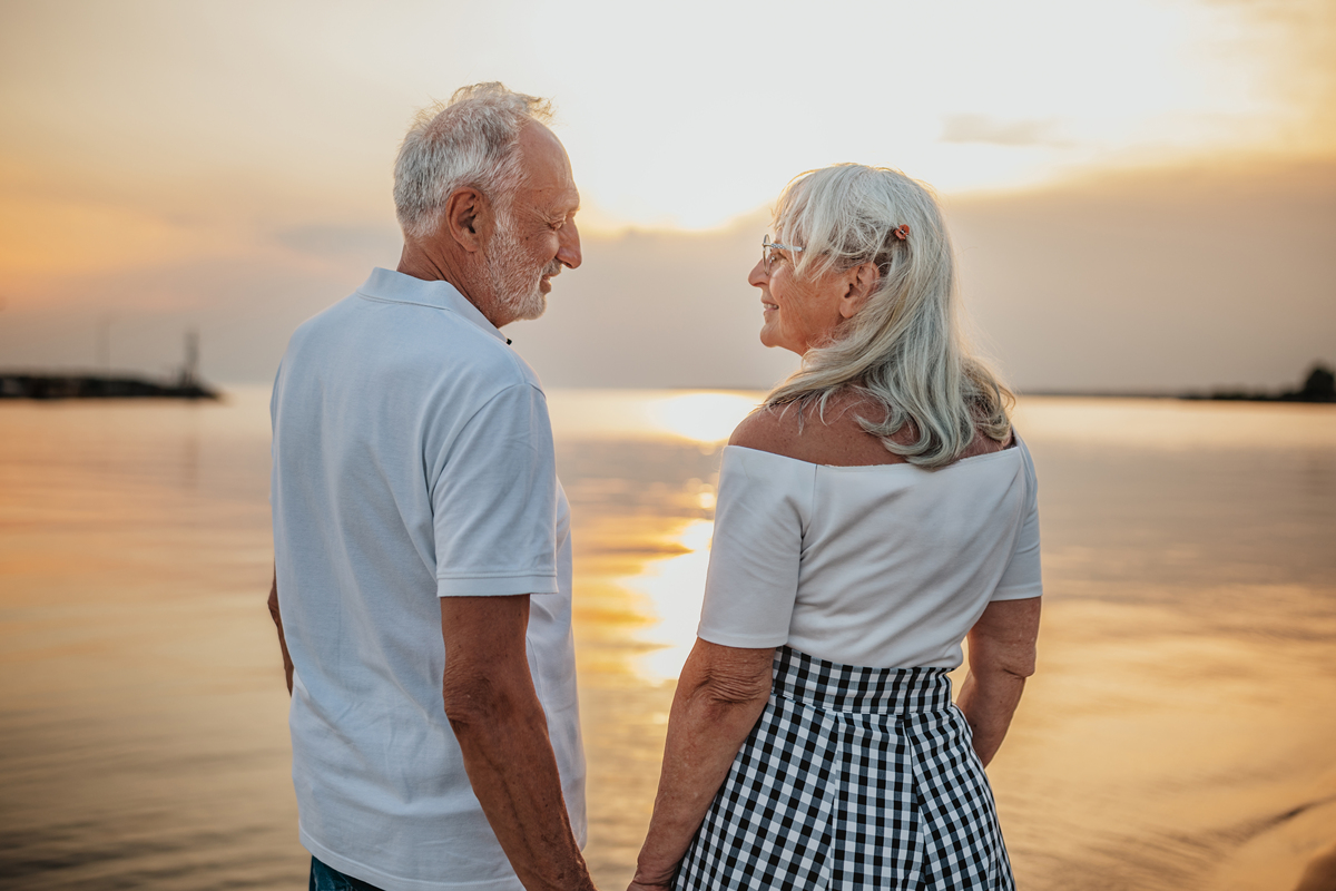 愿岁月可回首且以深情共白头以上句子帮我修改字数一致