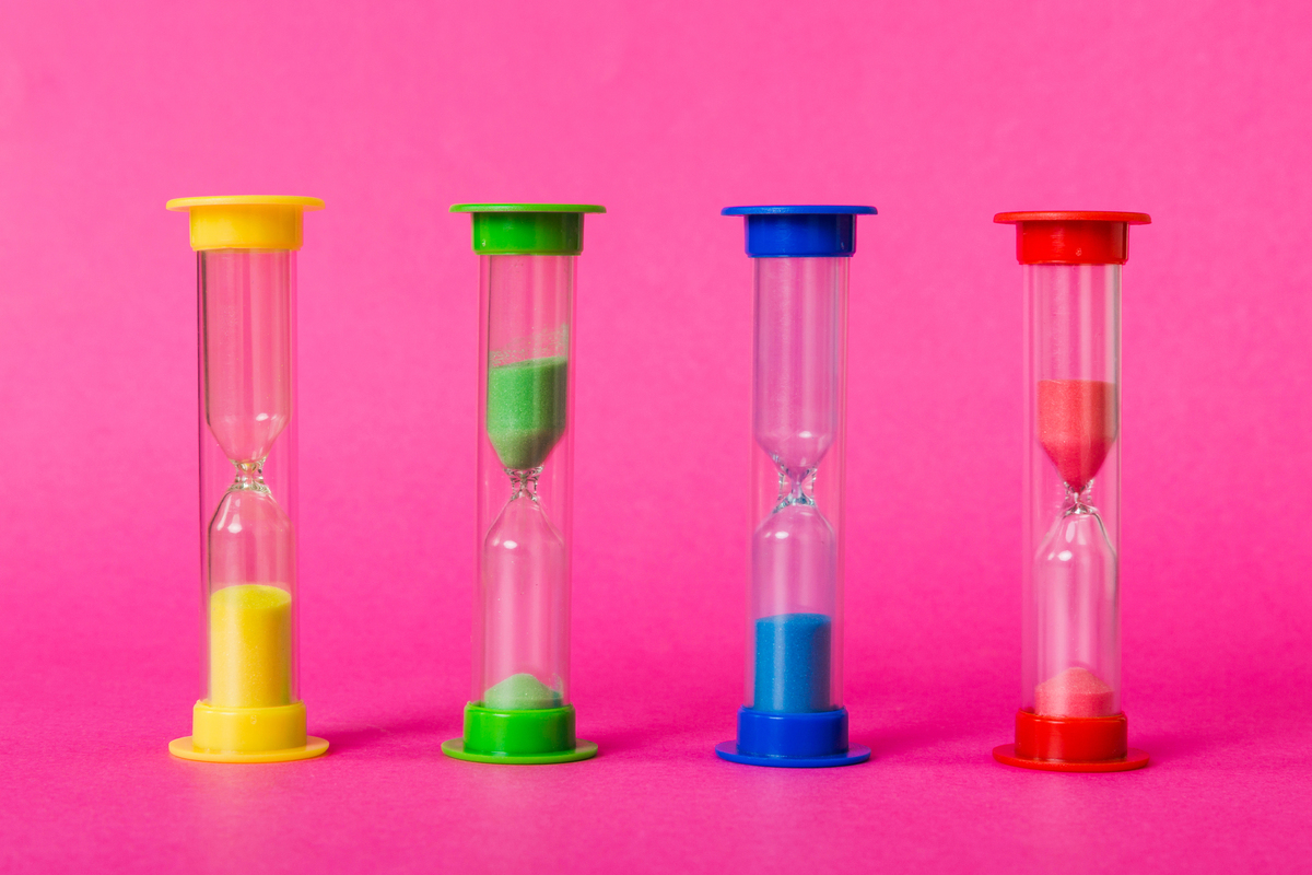 探索瓶口硬币跳动实验：温度、瓶形和气体如何影响振动频率？