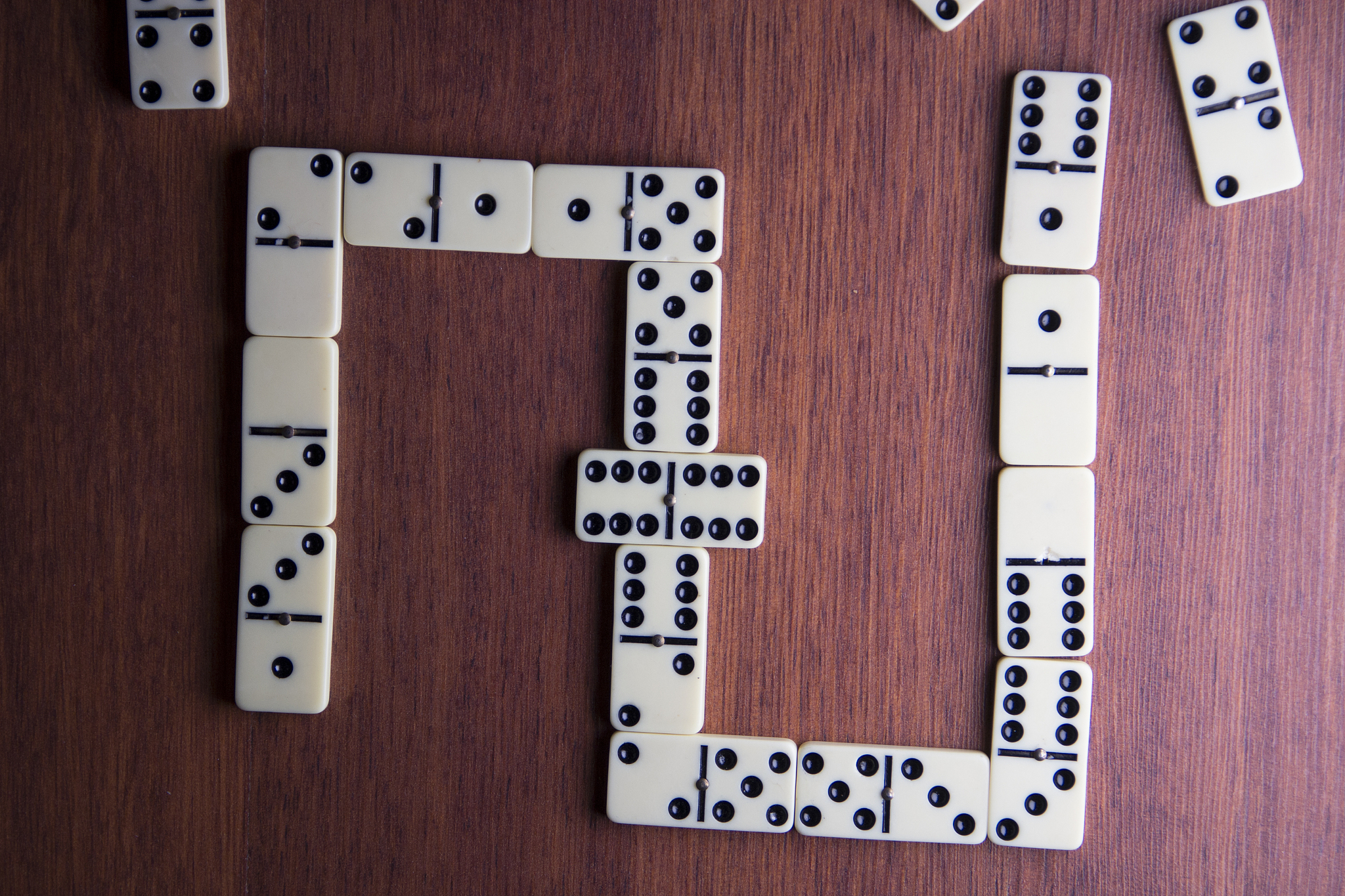 每张卡牌都有对应的攻击力和支援力数值每个人有五张随机抽取的卡牌。帮我设计一套简单易懂的适合小朋友的双人对战玩法。尽量说的详细一些