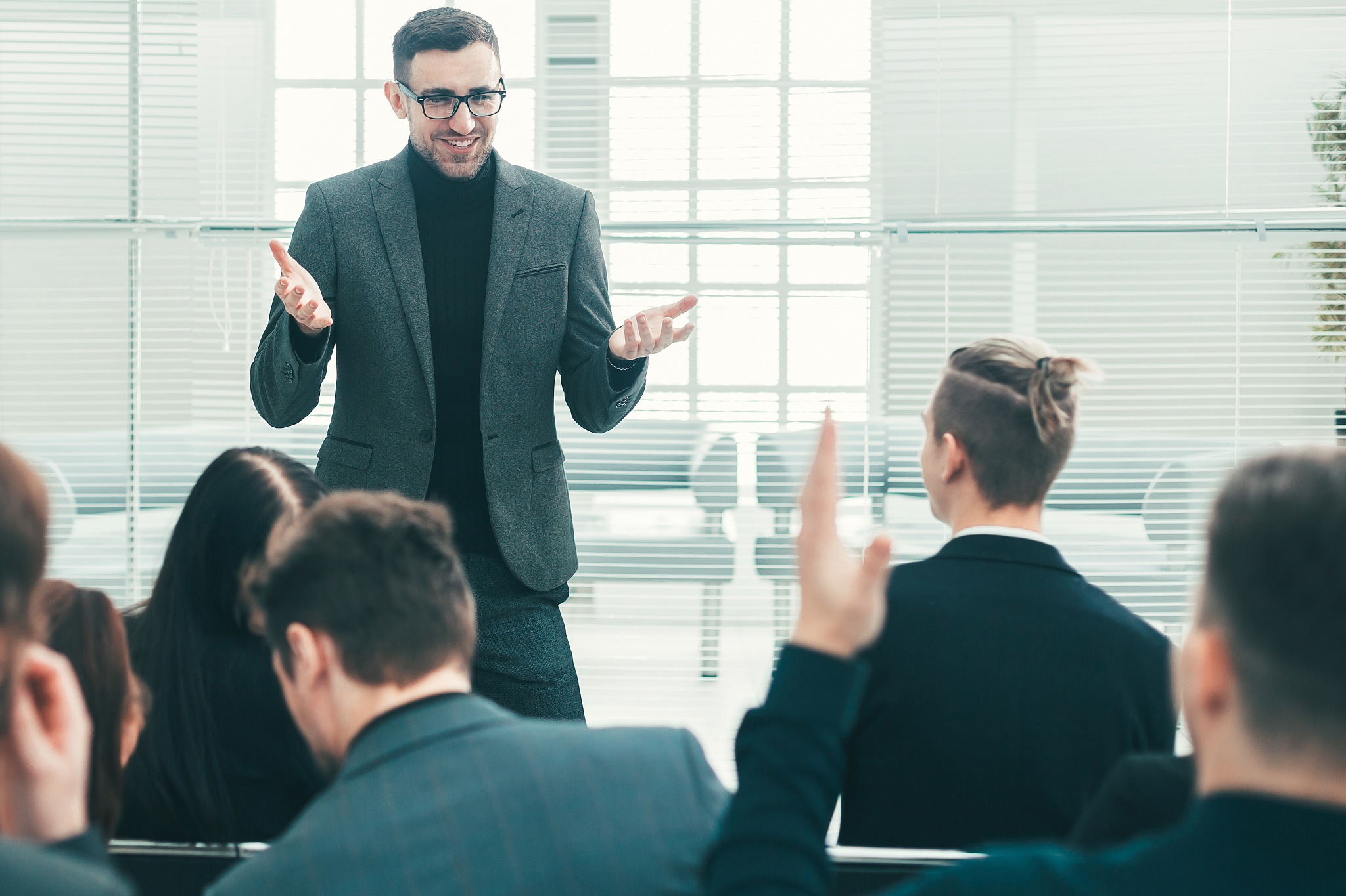 写一个项目运营组织模式包括项目组织机构后设置方案、人力资源配置方案等3000字