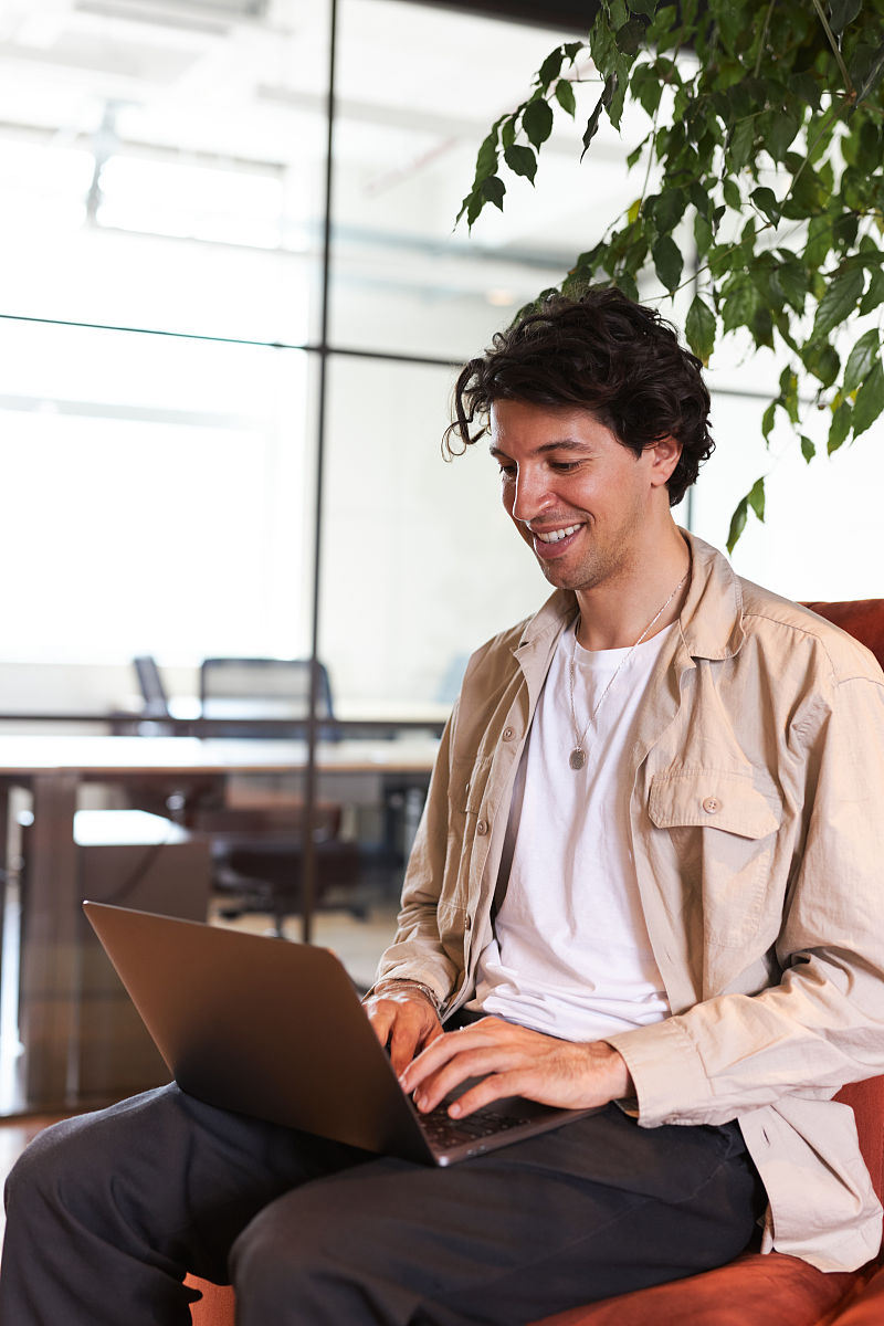 请写出国际商务导论课程的教学设计：教学模式、教学方法、教学评估、技术支撑