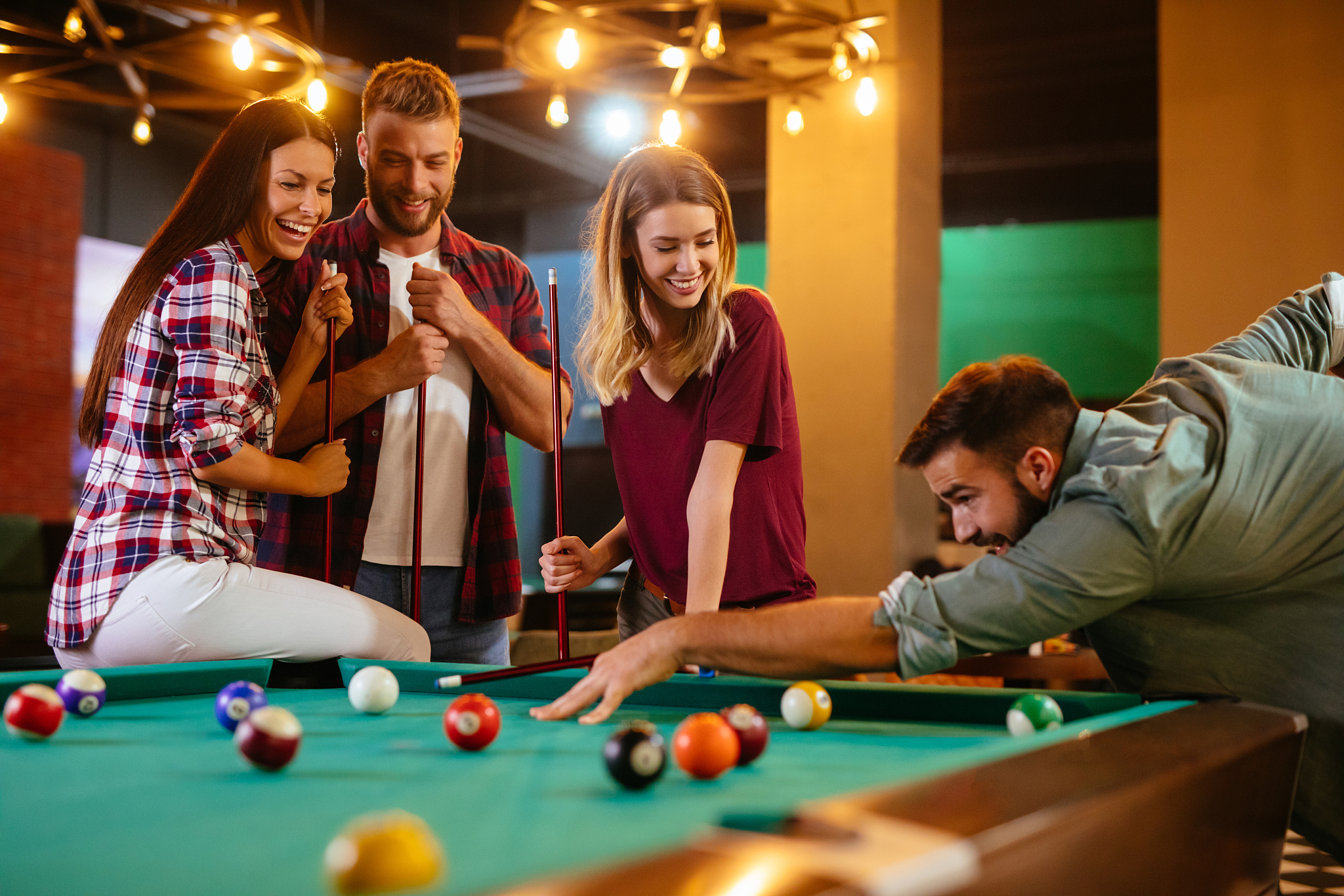 用一条SQL语句查询出每门课都大于80分的学生姓名